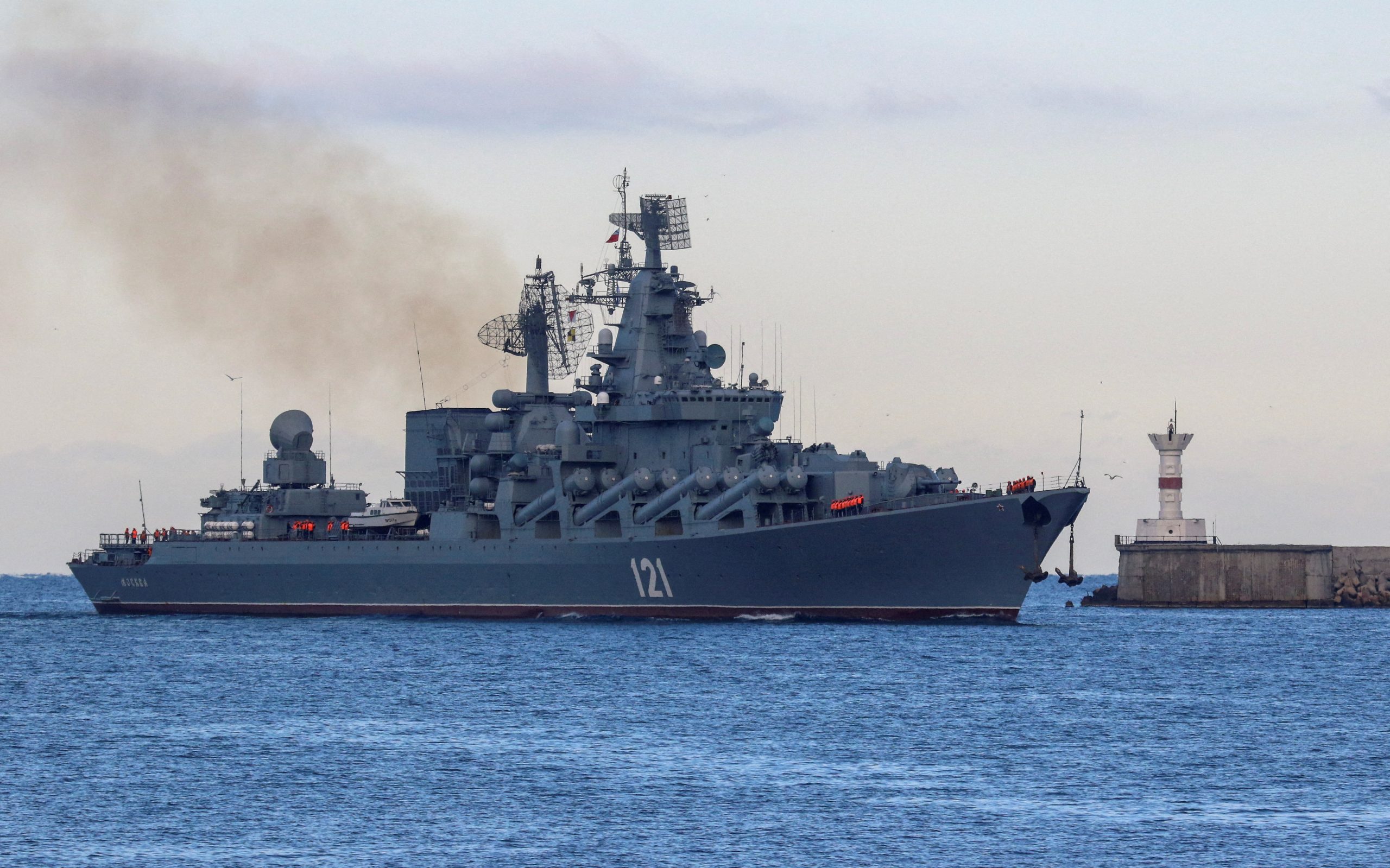 Ratni brod Moskva
FILE PHOTO: The Russian Navy's guided missile cruiser Moskva sails back into a harbour after tracking NATO warships in the Black Sea, in the port of Sevastopol, Crimea November 16, 2021. REUTERS/Alexey Pavlishak/File Photo
