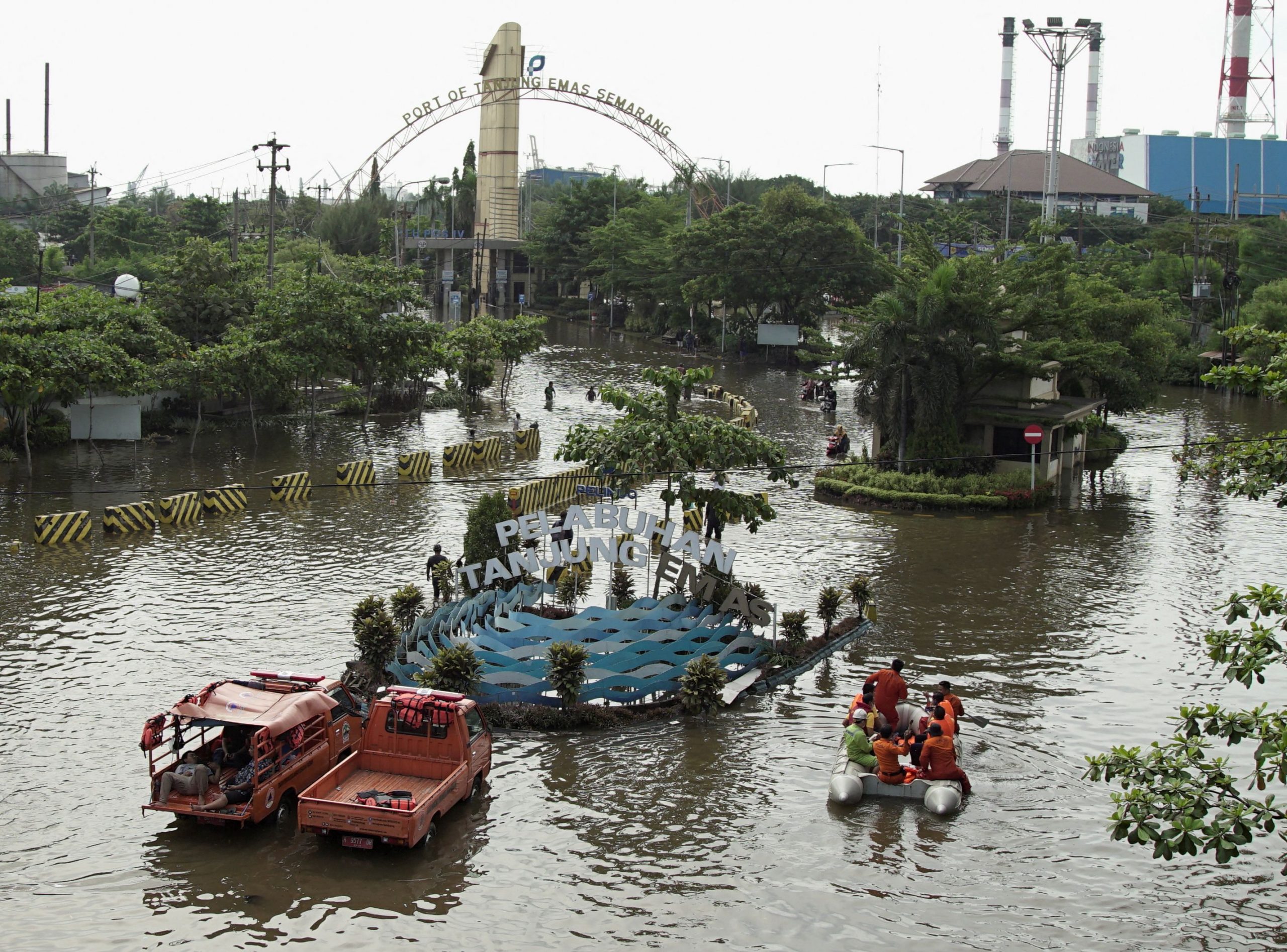 1653418581-2022-05-24T105104Z_1833127313_RC2MDU9HJ1NA_RTRMADP_3_INDONESIA-FLOODS-scaled.jpg