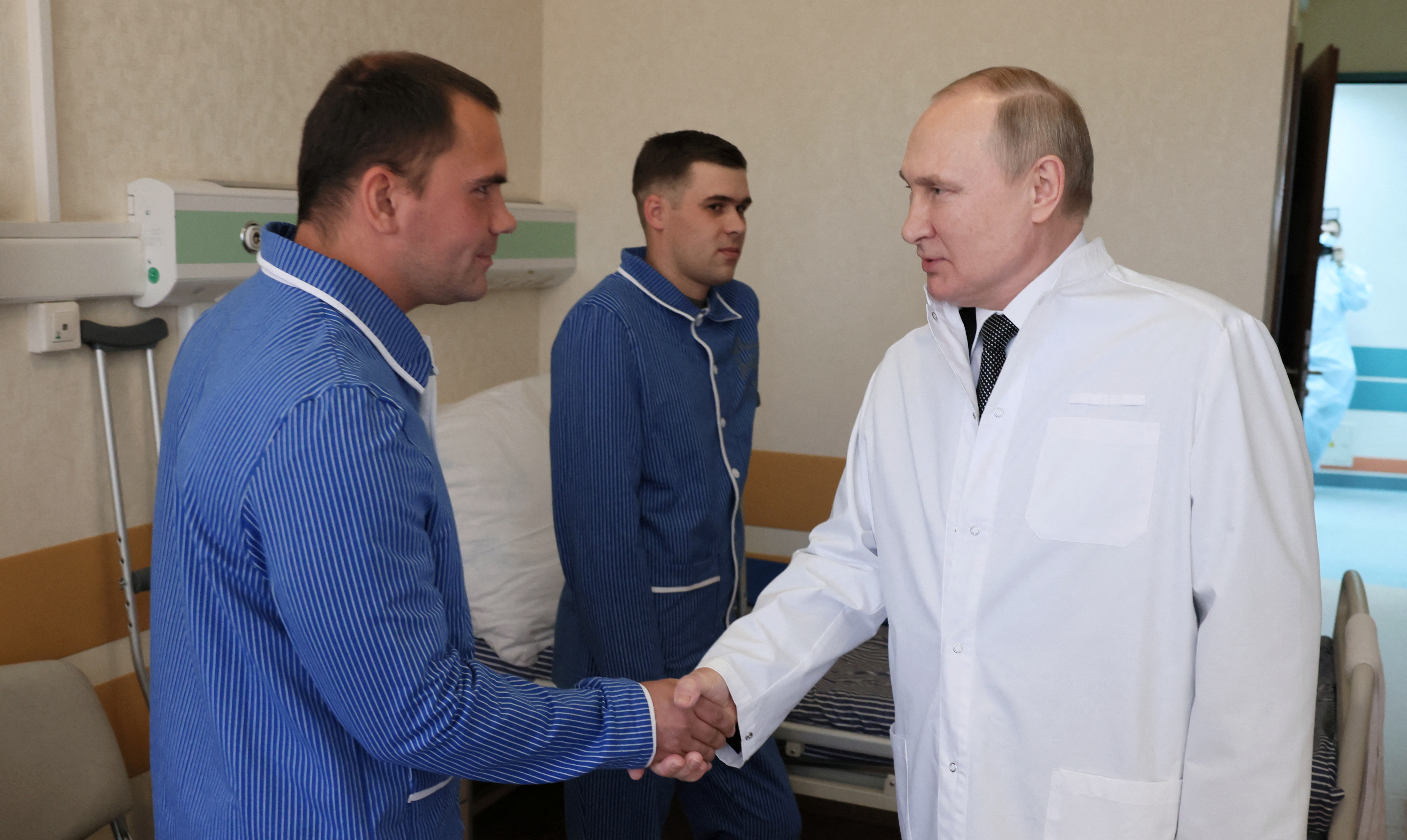 Putin prvi put od početka rata obišao vojnike ranjene u Ukrajini Russian President Vladimir Putin visits soldiers wounded during the conflict in Ukraine at a hospital in Moscow