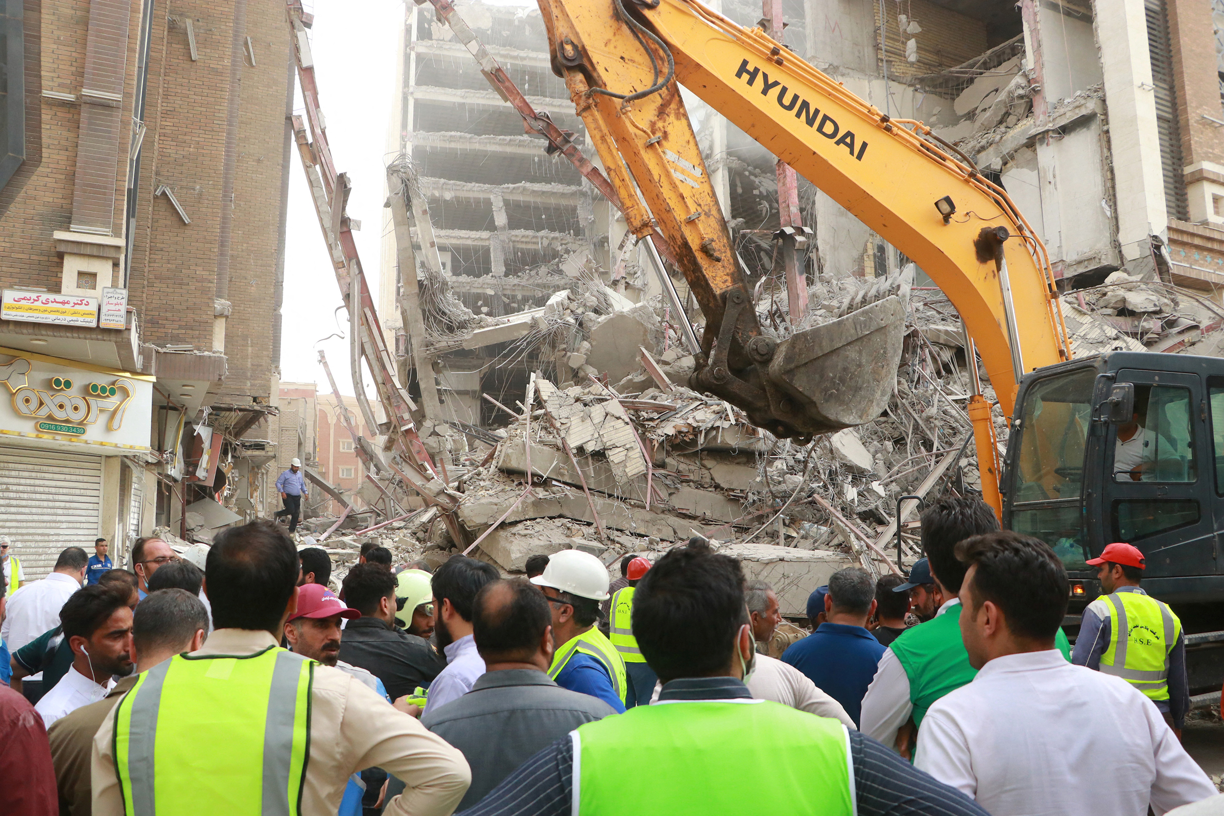 Rescue crews work with heavy equipment at the site of a ten-storey building collapse in Abadan, Iran May 23, 2022. WANA (West Asia News Agency) via REUTERS ATTENTION EDITORS - THIS IMAGE HAS BEEN SUPPLIED BY A THIRD PARTY.