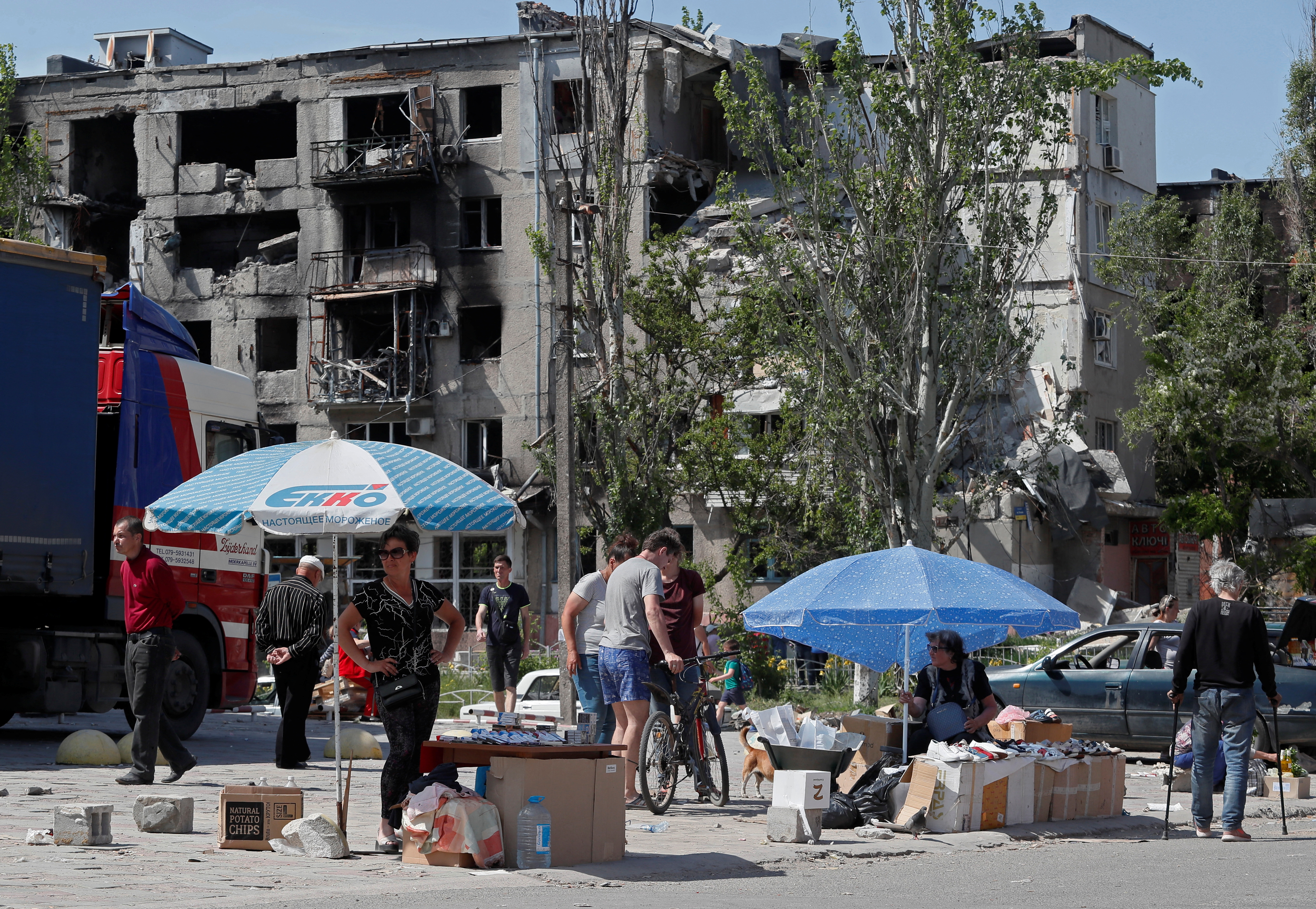Street vendors sell goods during Ukraine-Russia conflict in the southern port city of Mariupol, Ukraine May 30, 2022. REUTERS/Alexander Ermochenko