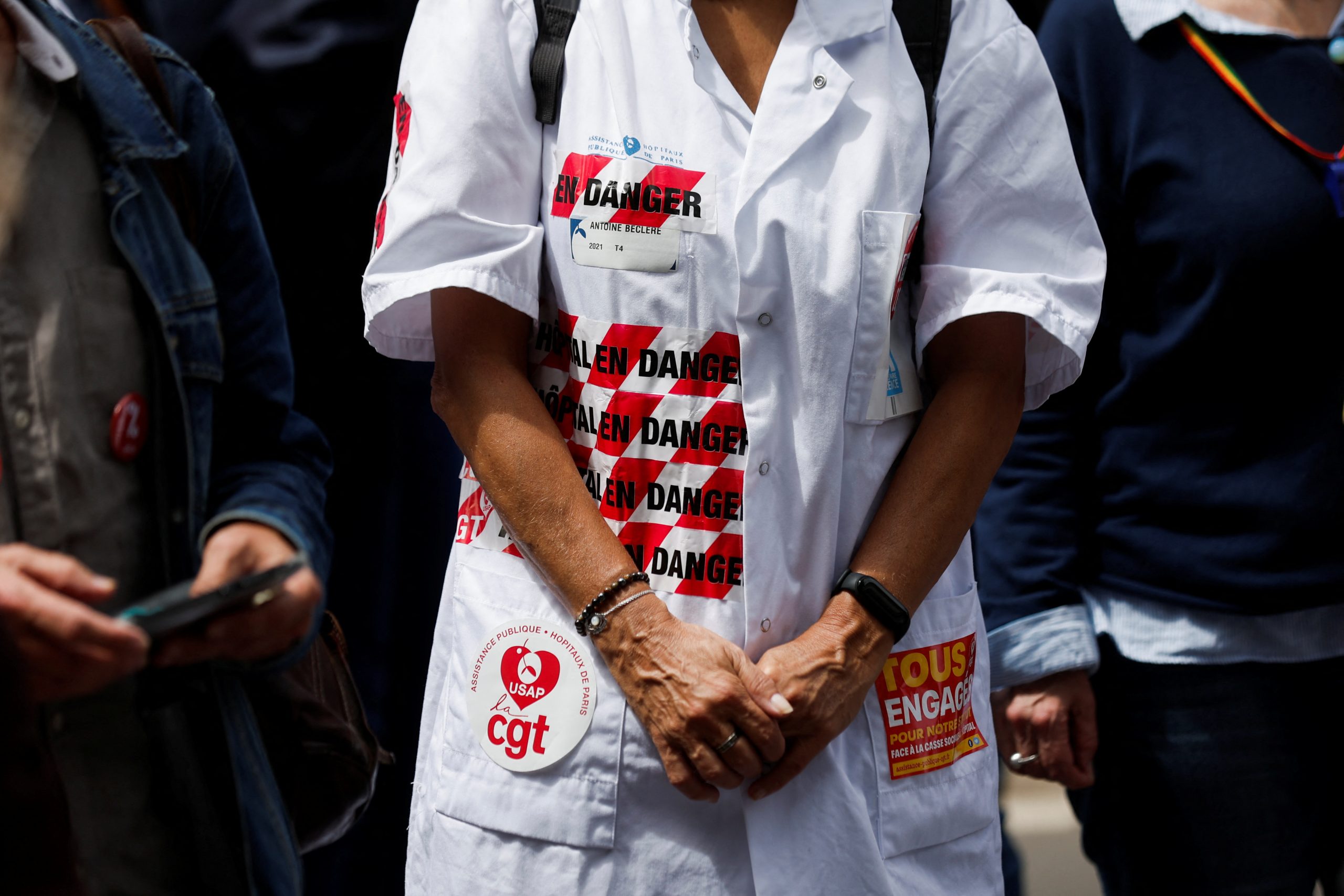 French hospital staff members protest to denounce worsening pay and work conditions in front of the Ministry of Health in Paris, France, June 7, 2022. REUTERS/Benoit Tessier