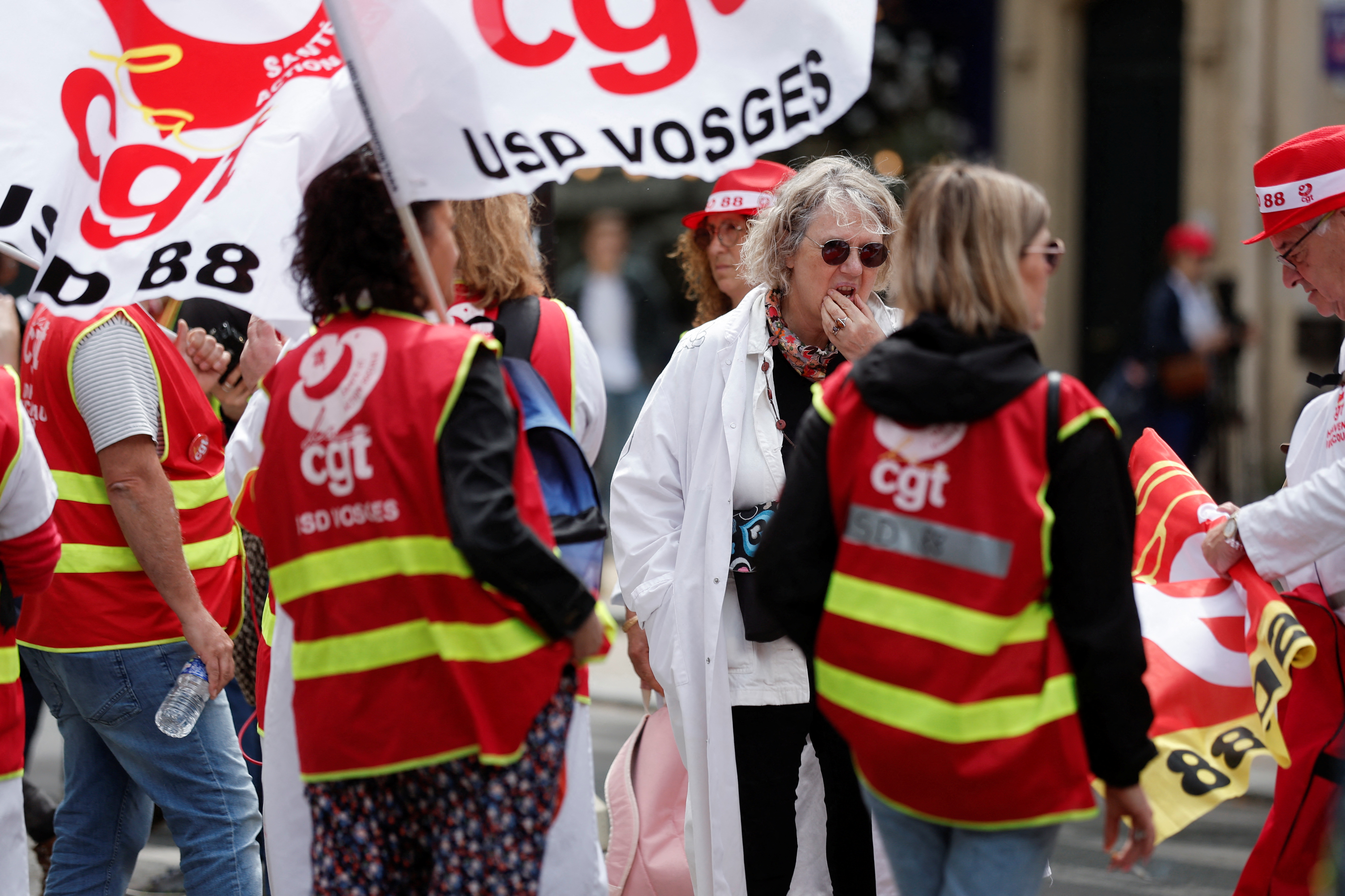 French hospital staff members protest to denounce worsening pay and work conditions in front of the Ministry of Health in Paris, France, June 7, 2022. REUTERS/Benoit Tessier