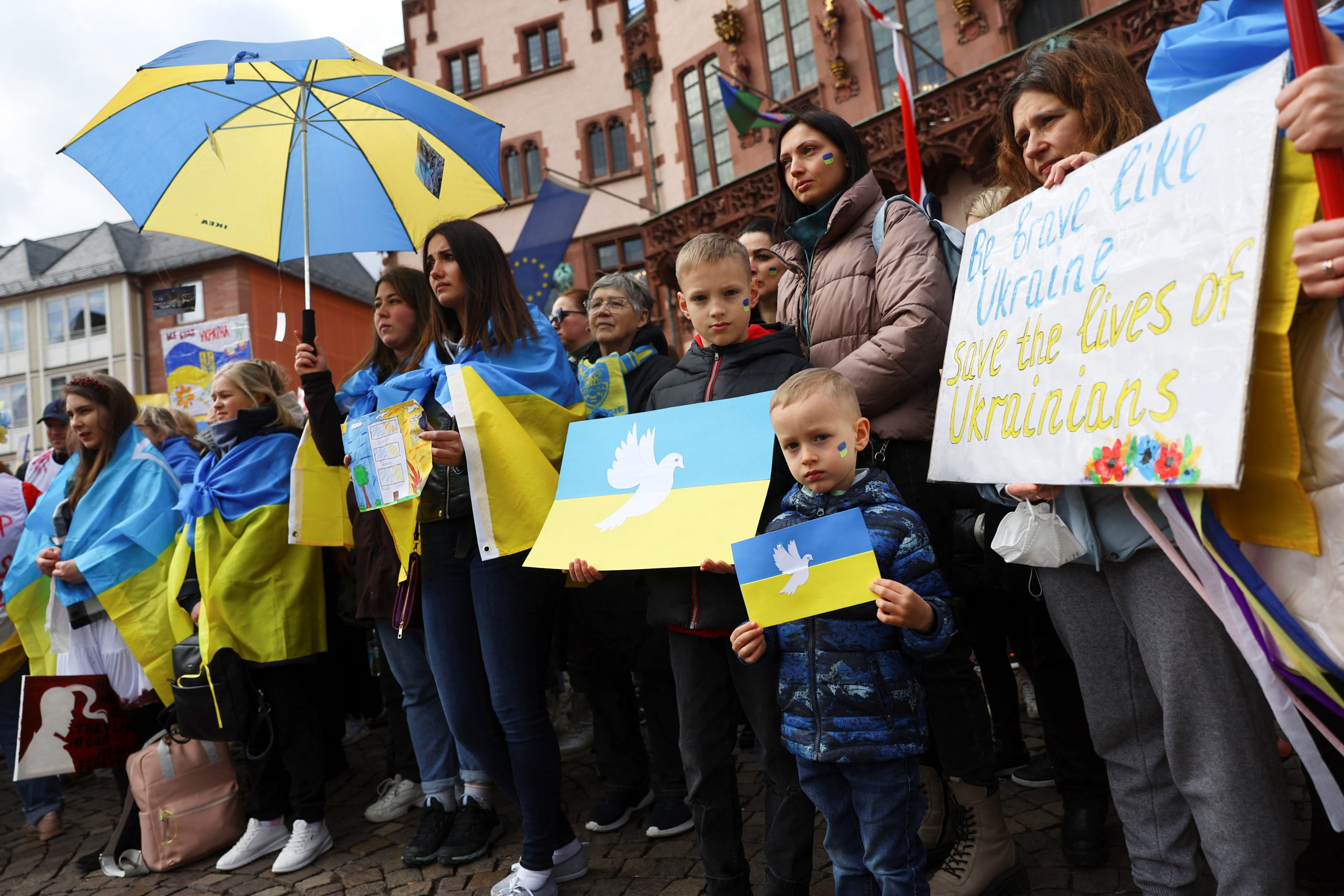 Supporters of Ukraine take part in a protest against a pro-Russian demonstration, amid Russia's ongoing invasion of Ukraine, in Frankfurt, Germany April 10, 2022.  REUTERS/Kai Pfaffenbach