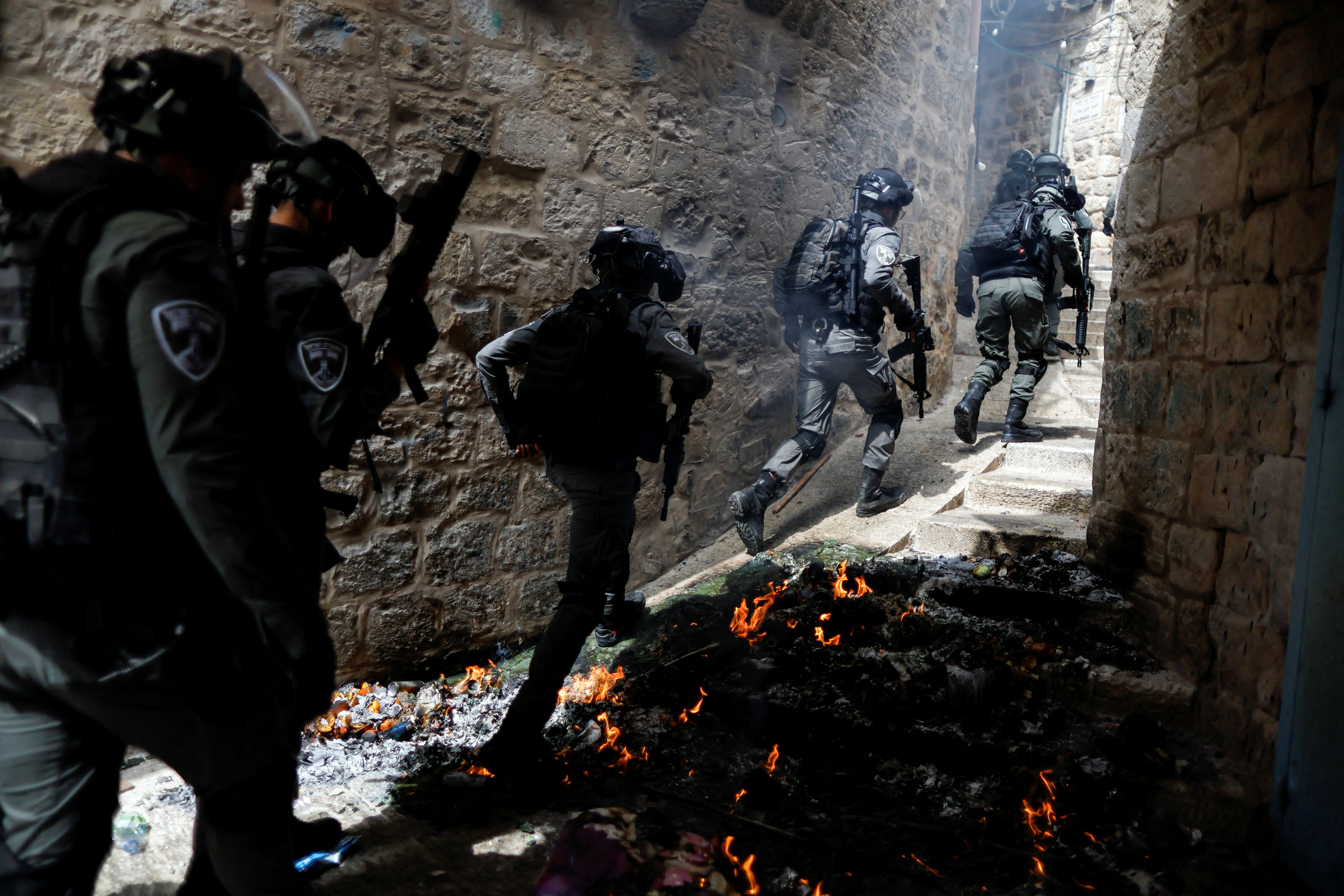 Israeli border police force patrol an alley in Jerusalem's Old City April 17, 2022. REUTERS/Ammar Awad     TPX IMAGES OF THE DAY