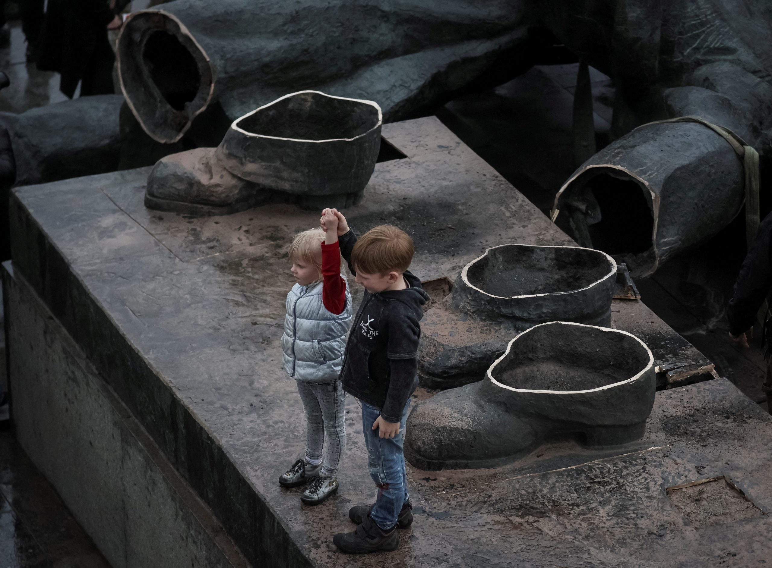 1651005999-2022-04-26T185546Z_589612107_RC24VT98QFRO_RTRMADP_3_UKRAINE-CRISIS-MONUMENT-scaled.jpg