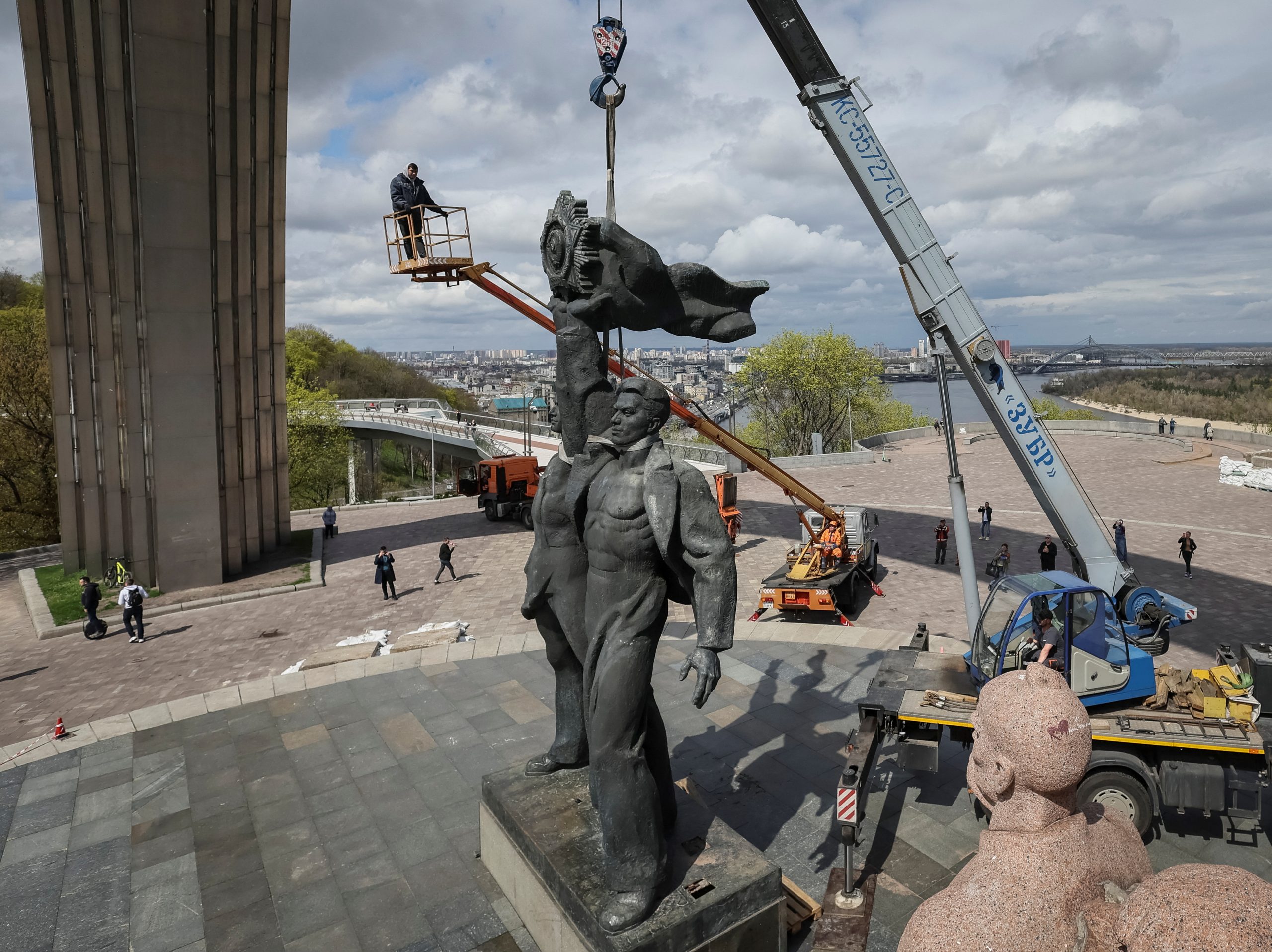 1651006021-2022-04-26T173911Z_721076566_RC2ZUT994MN6_RTRMADP_3_UKRAINE-CRISIS-MONUMENT-scaled.jpg