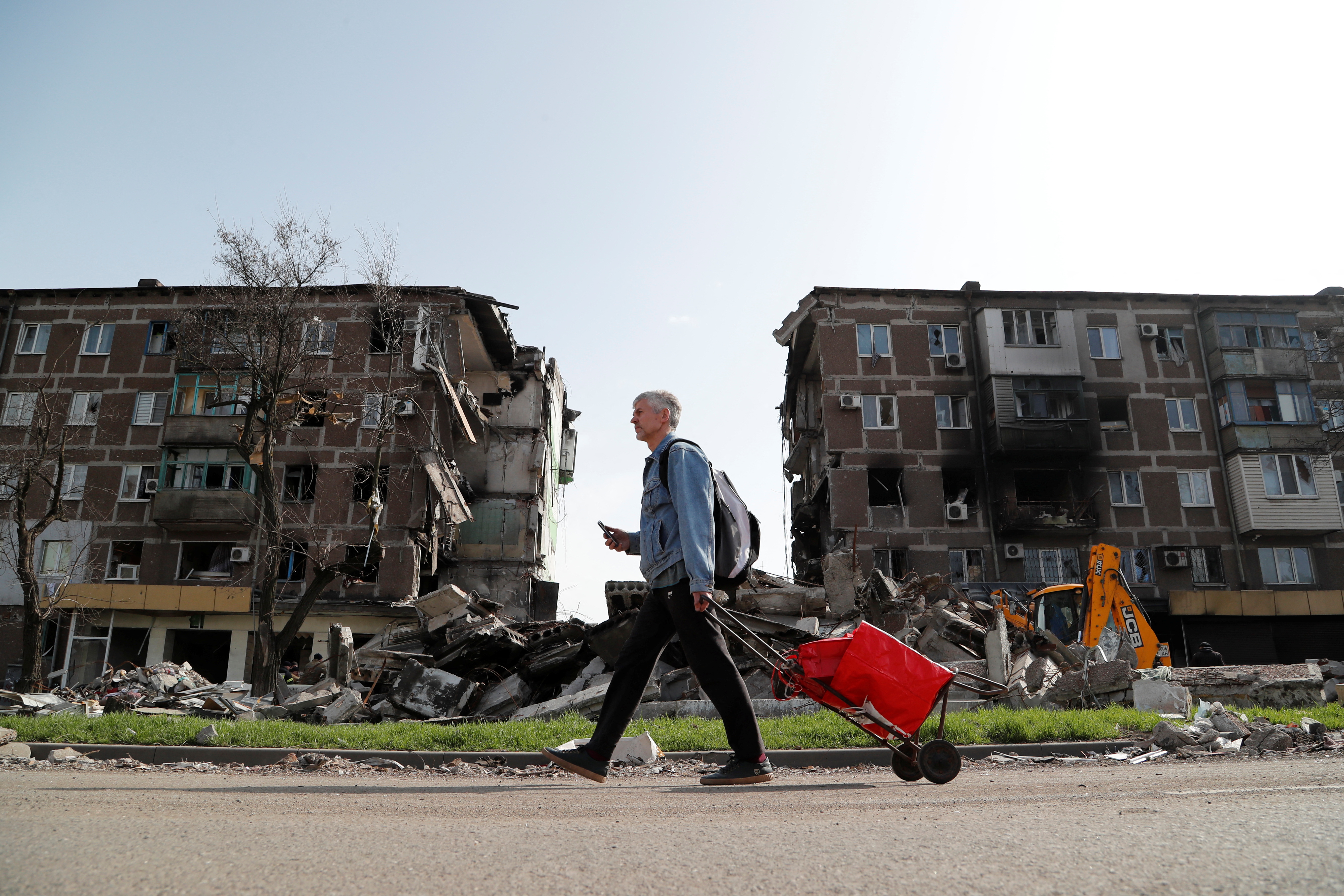 Marijupolj, Ukrajina, rat
A local resident walks past an apartment building damaged during Ukraine-Russia conflict in the southern port city of Mariupol, Ukraine April 19, 2022. REUTERS/Alexander Ermochenko