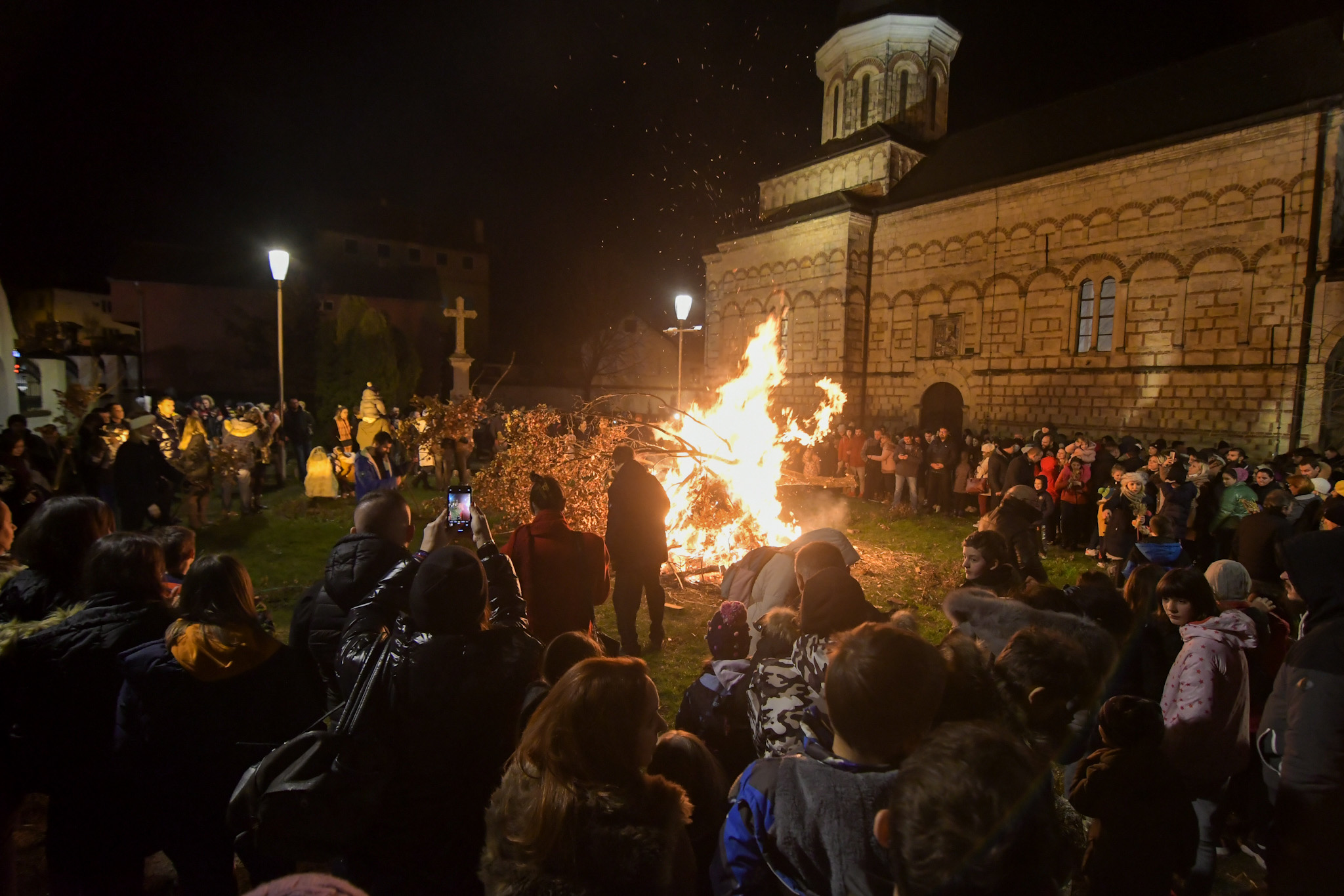 1641490174-Novi-Sad_-paljenje-badnjaka-crkva-u-Sremskoj-Kamenici-foto-Nenad-Mihajlovic_-3.JPG