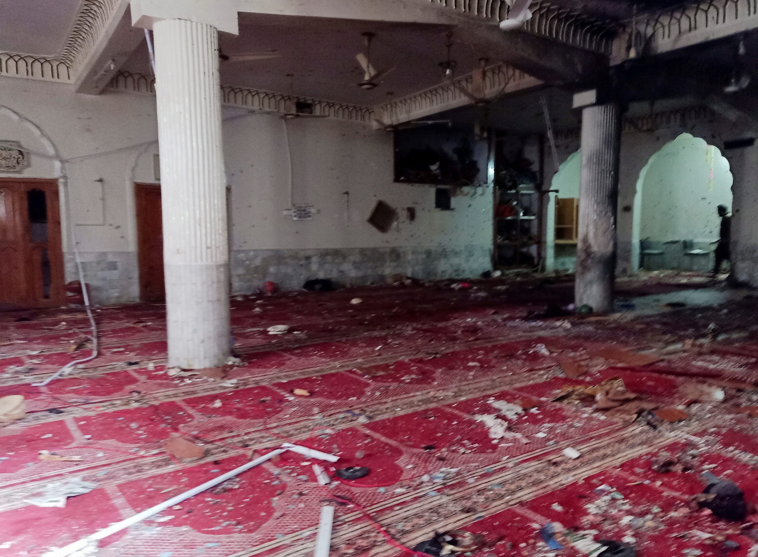 Pakistan, Pešvar, džamija, bomba, eksplozija
A general view of the prayer hall after a bomb blast inside a mosque during Friday prayers in Peshawar, Pakistan, March 4, 2022. REUTERS/Fayaz Aziz