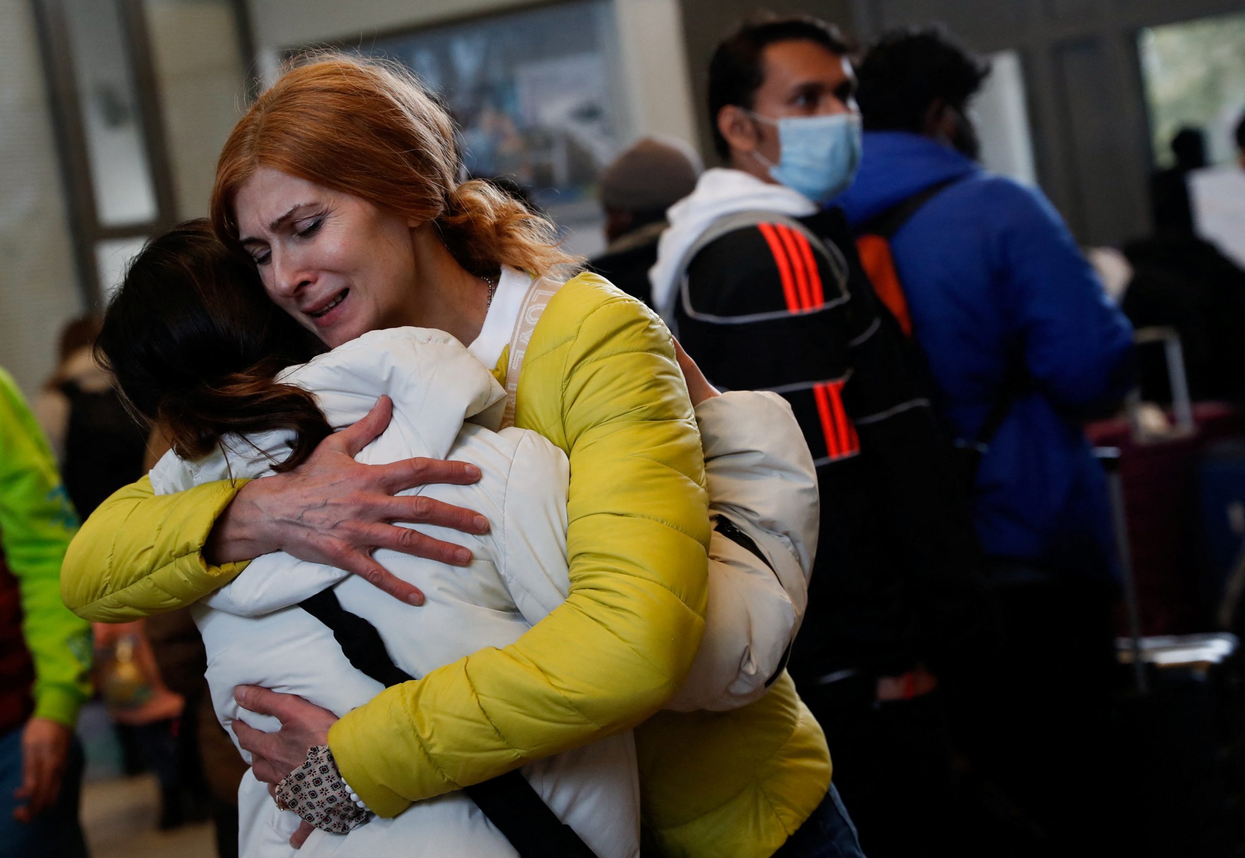 Family members hug each other as they arrive at the train station, after Russia's invasion of Ukraine, in Zahony, Hungary, March 1, 2022. REUTERS/Bernadett Szabo