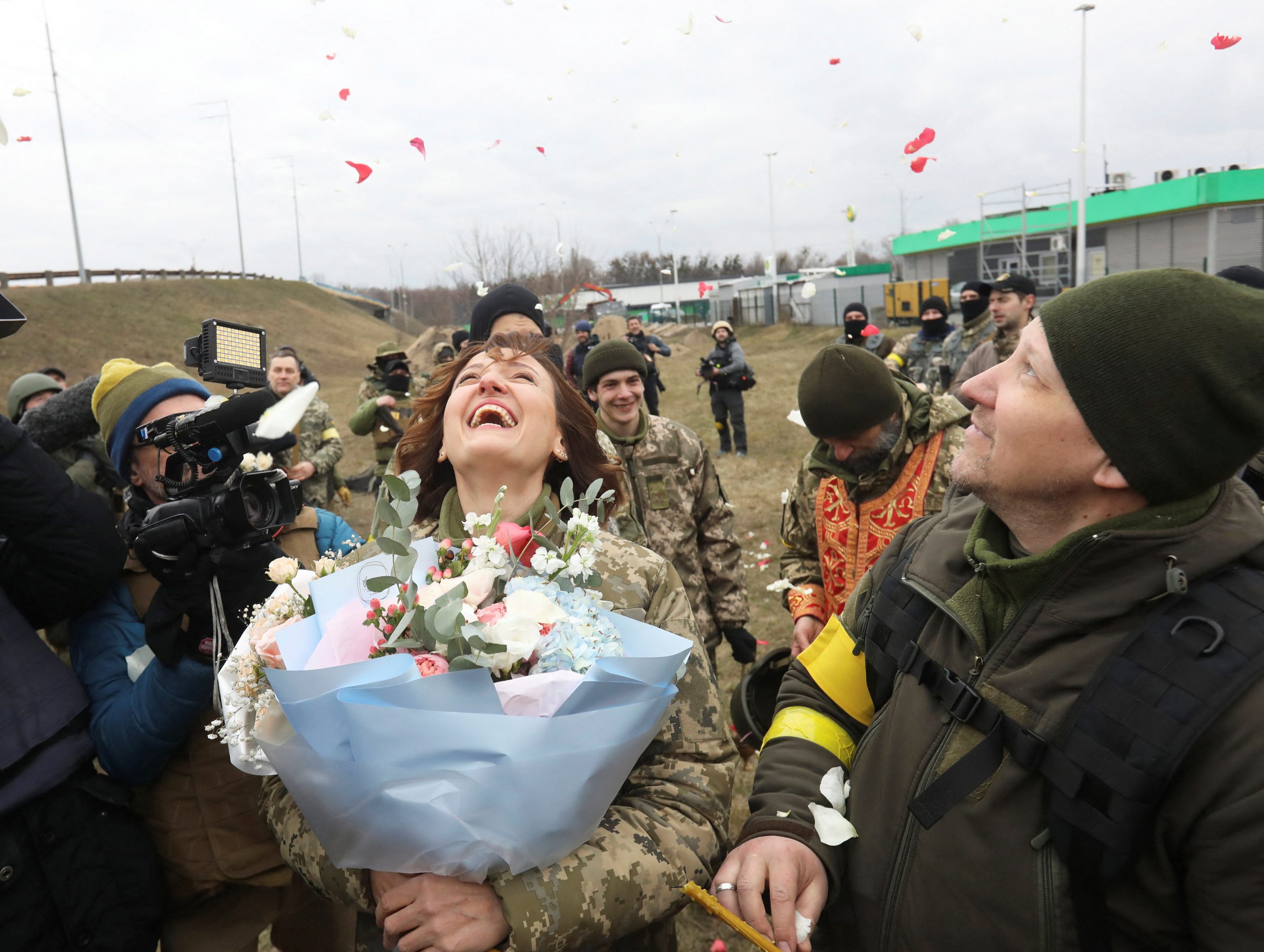 1646592864-2022-03-06T144605Z_711975008_RC2ZWS95O618_RTRMADP_3_UKRAINE-CRISIS-KYIV-WEDDING-scaled.jpg