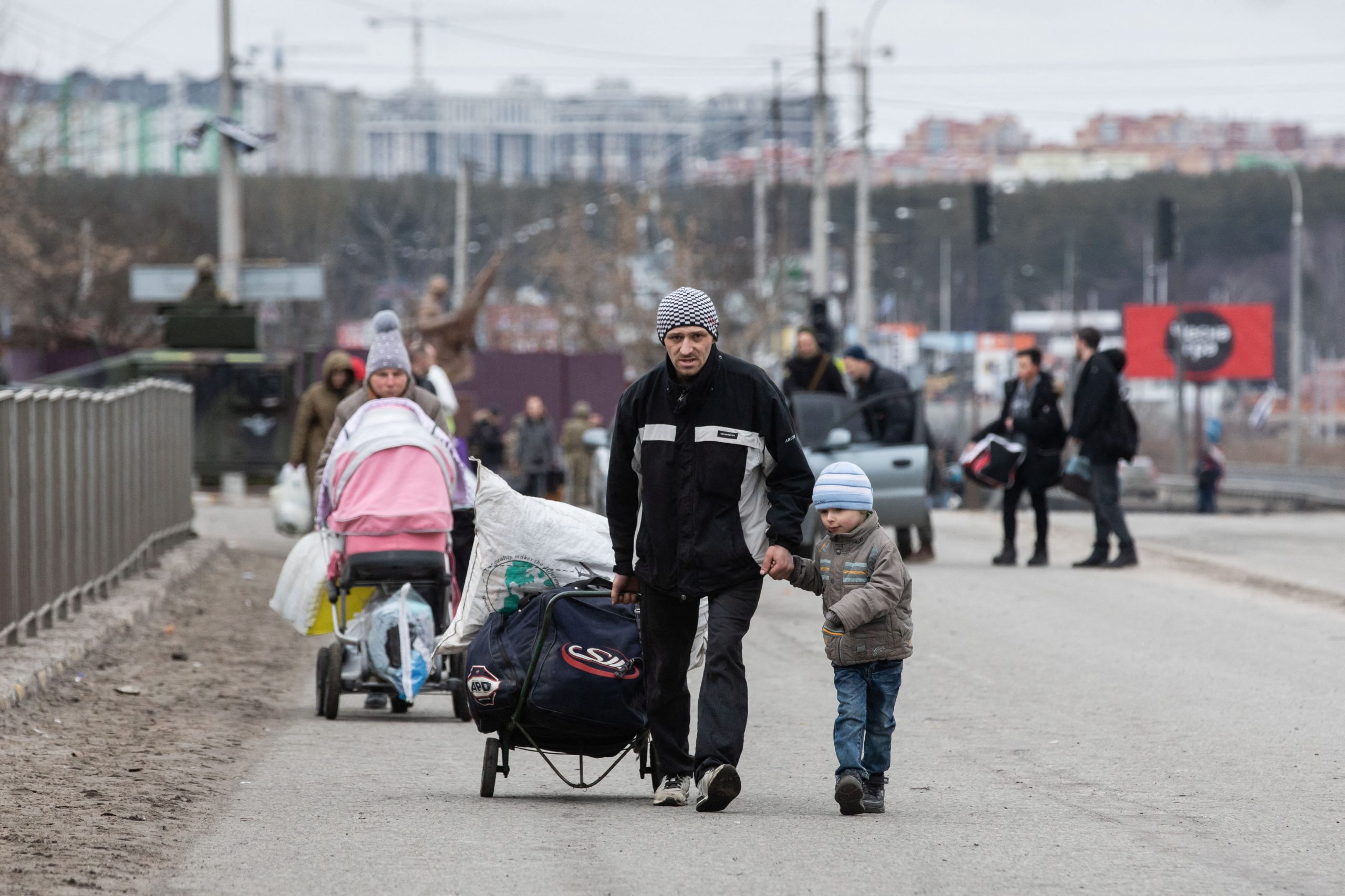 Evacuees fleeing Ukraine-Russia conflict walk along a road in the town of Irpin in the Kyiv region, Ukraine, March 5, 2022. REUTERS/Mikhail Palinchak