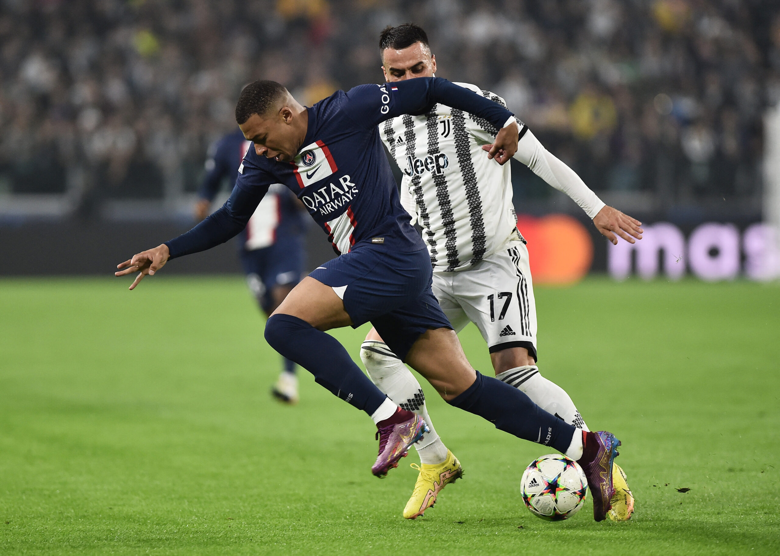 Soccer Football - Champions League - Group H - Juventus v Paris St Germain - Allianz Stadium, Turin, Italy - November 2, 2022  Paris St Germain's Kylian Mbappe in action with Juventus' Filip Kostic REUTERS/Massimo Pinca