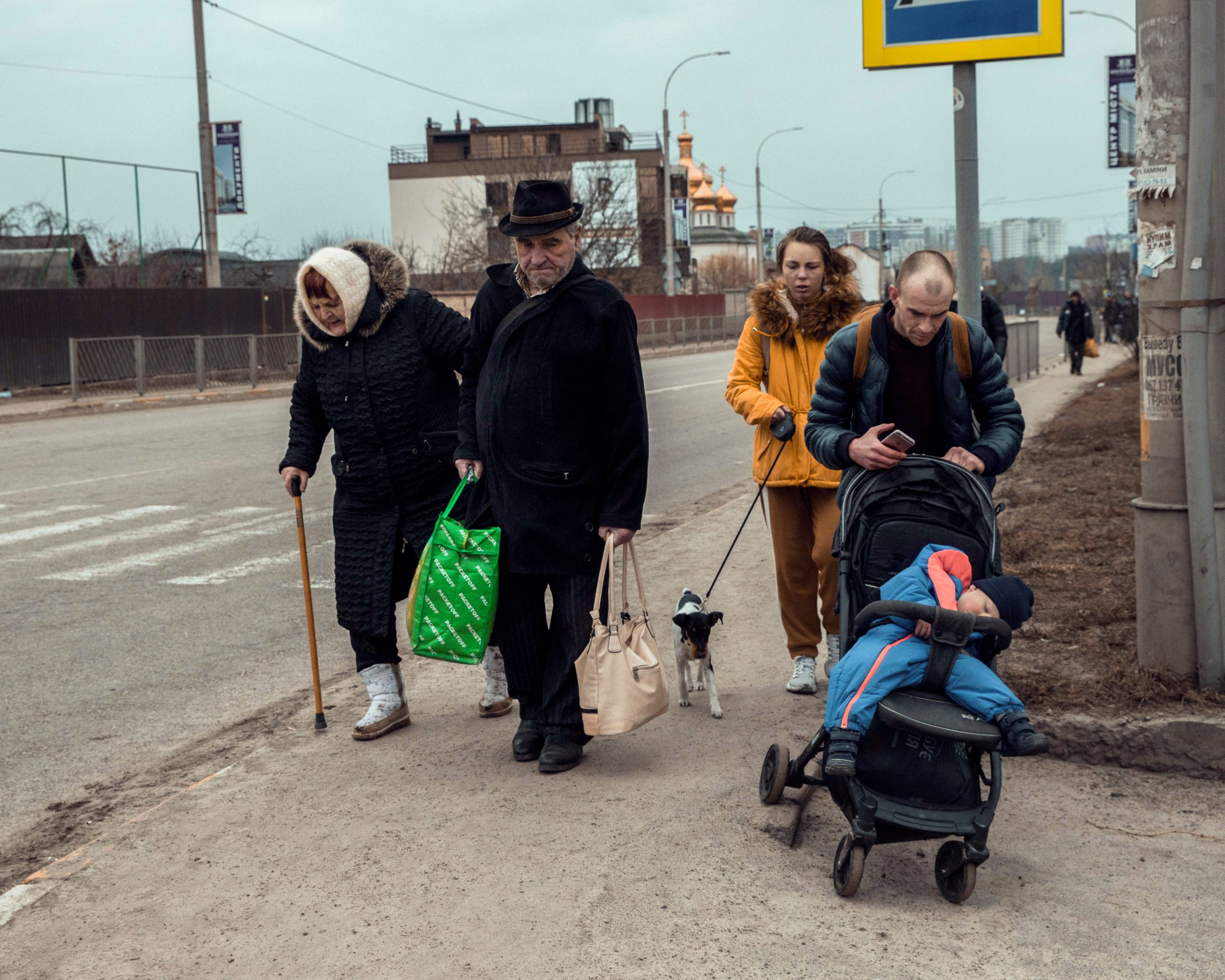 Local residents evacuate from their town in Irpin, near Kyiv, Ukraine, March 7, 2022. Jedrzej Nowicki/Agencja Wyborcza.pl via REUTERS ATTENTION EDITORS - THIS IMAGE WAS PROVIDED BY A THIRD PARTY. POLAND OUT. NO COMMERCIAL OR EDITORIAL SALES IN POLAND.