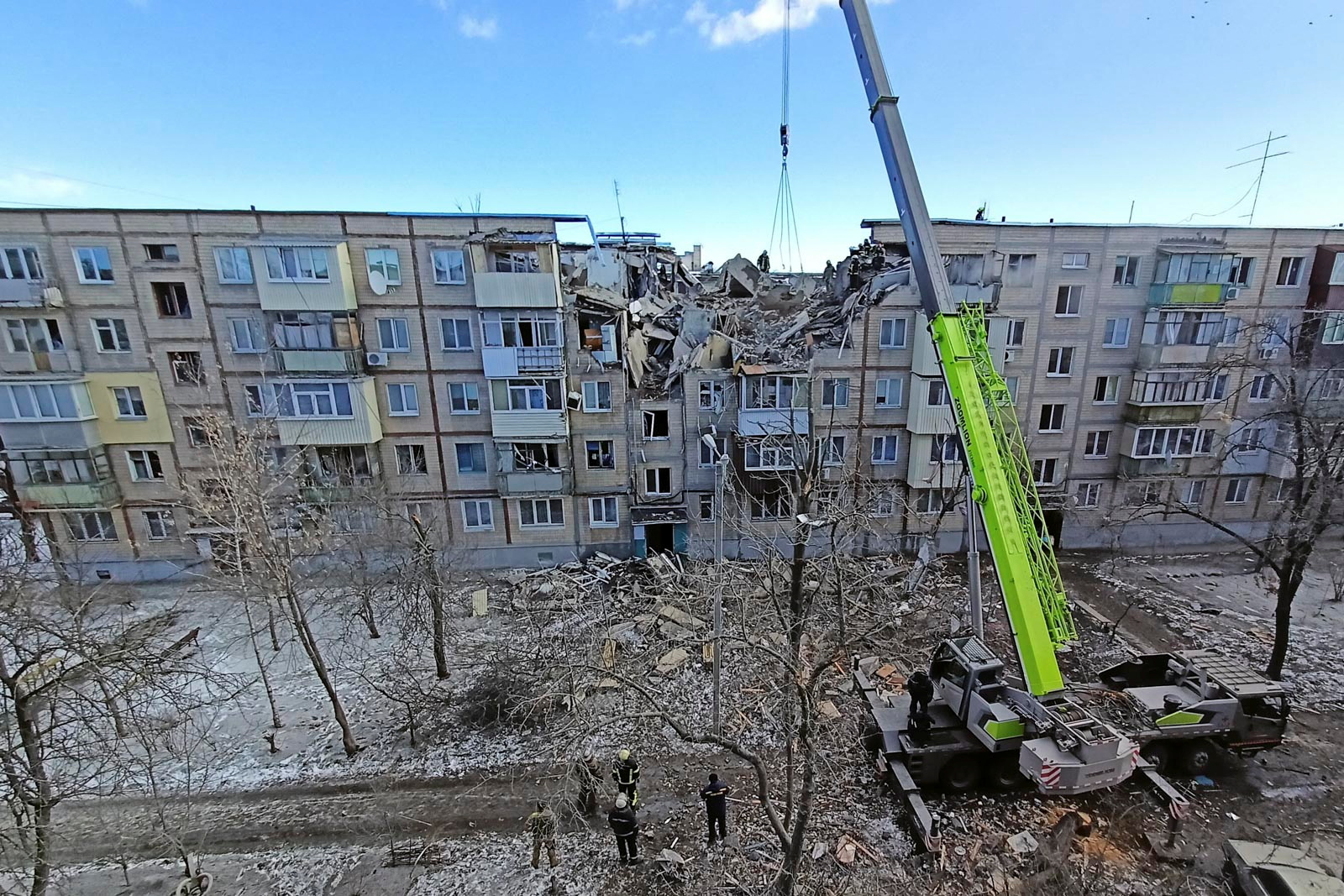 Harkov, Ukrajina, rat, porušene zgrade
Rescuers remove debris from a residential building damaged by an airstrike, as Russia?s attack on Ukraine continues, in Kharkiv, Ukraine March 15, 2022.  REUTERS/Vitalii Hnidyi