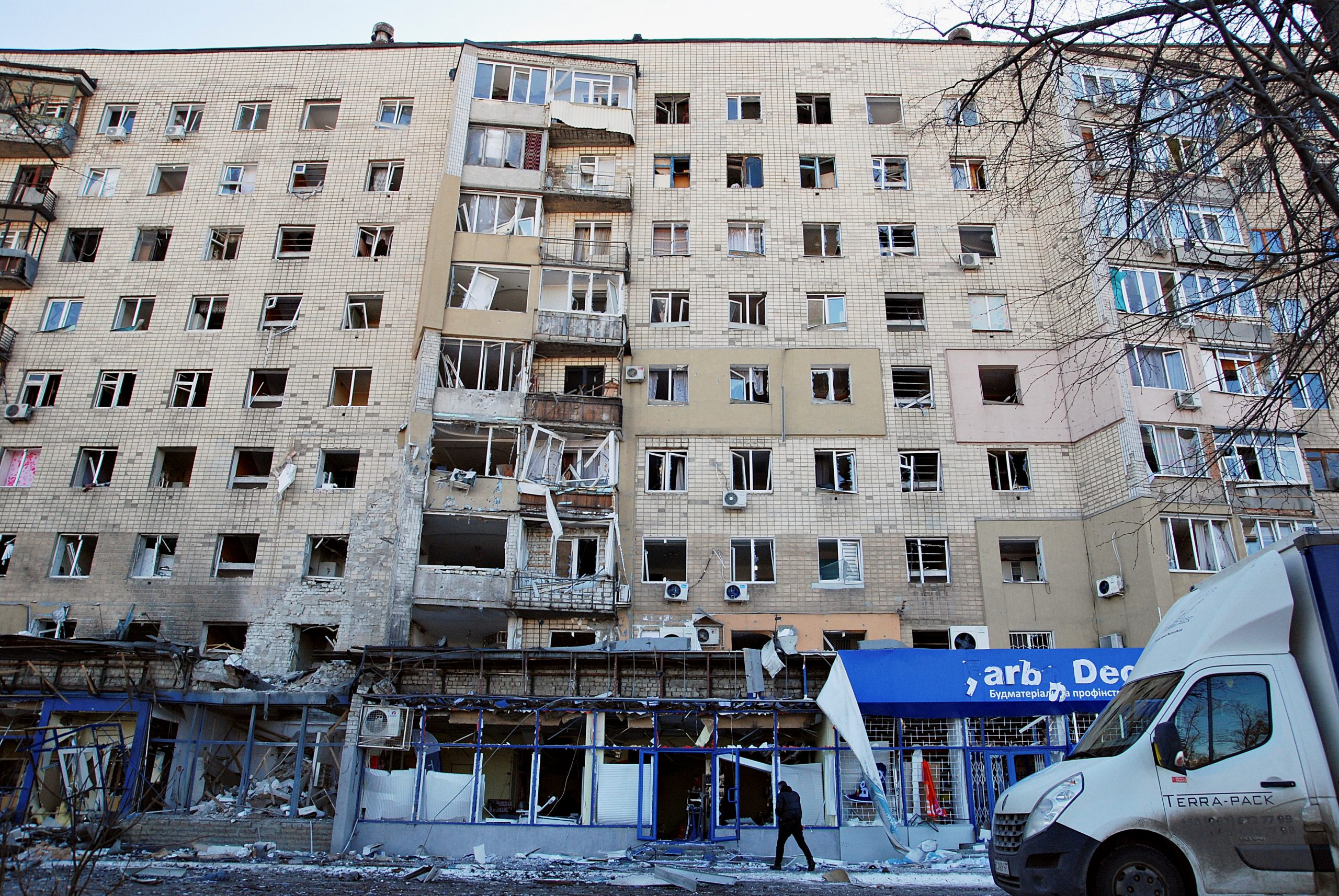 Harkov, Ukrajina, rat, porušene zgrade
A man walks in front of a building that was damaged by shelling, as Russia's invasion of Ukraine continues, in Kharkiv, Ukraine March 15, 2022. REUTERS/Oleksandr Lapshyn