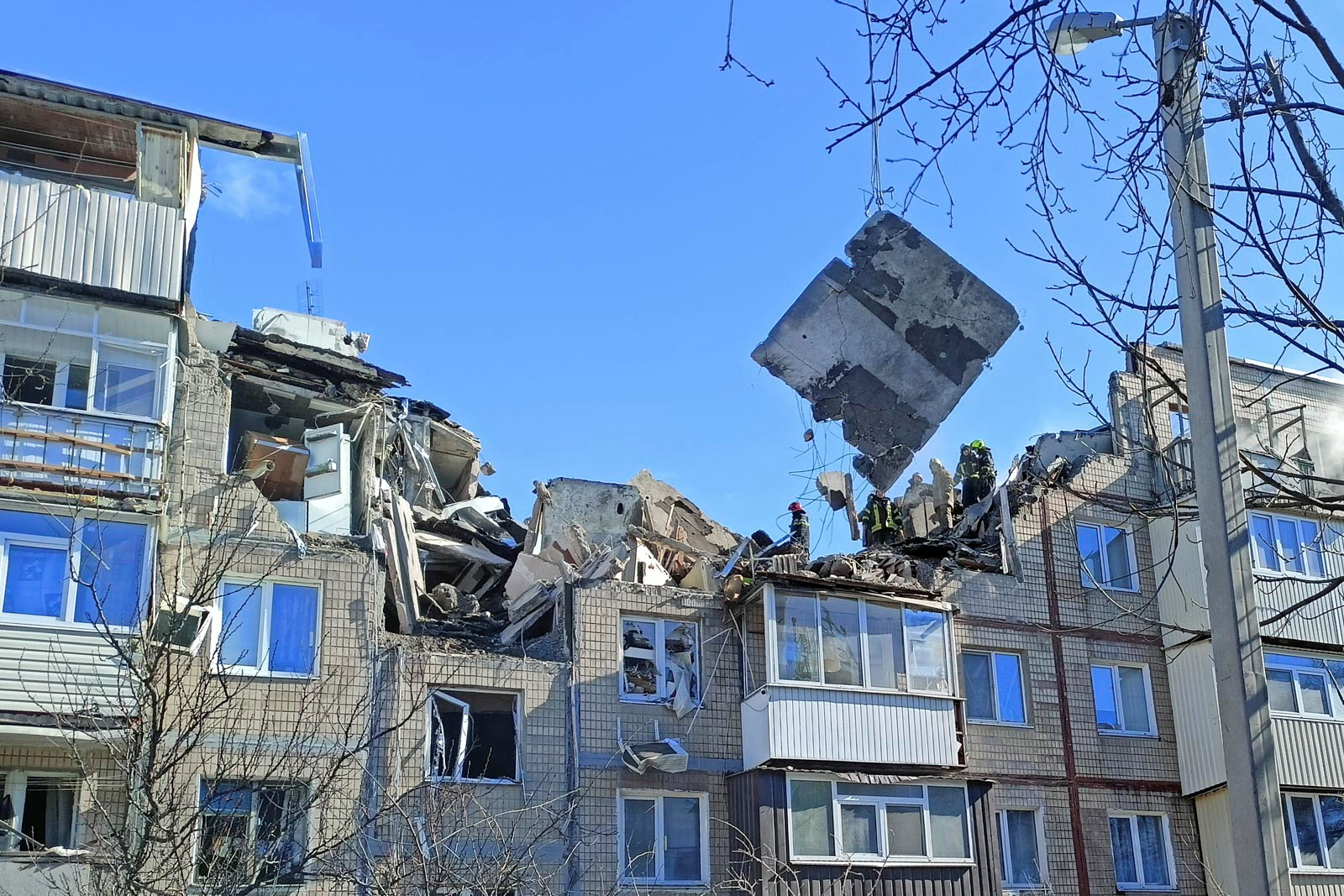 Harkov, Ukrajina, rat, porušene zgrade
Rescuers remove debris from a residential building damaged by an airstrike, as Russia?s attack on Ukraine continues, in Kharkiv, Ukraine March 15, 2022. REUTERS/Vitalii Hnidyi