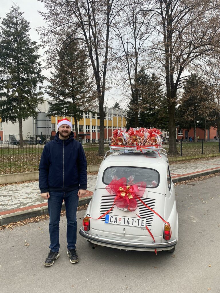 Pavle svojom fićom krstari Čačkom i uveseljava mališane paketićima
External