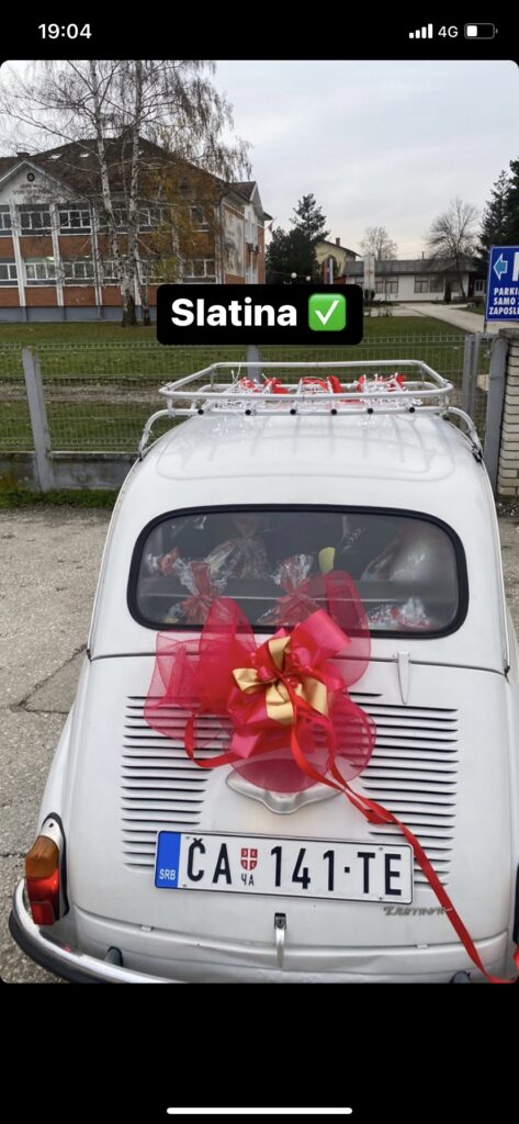 Pavle svojom fićom krstari Čačkom i uveseljava mališane paketićima
External