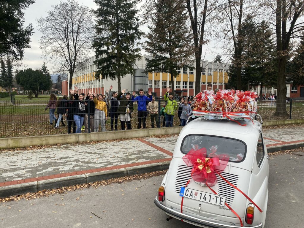 Pavle svojom fićom krstari Čačkom i uveseljava mališane paketićima
External