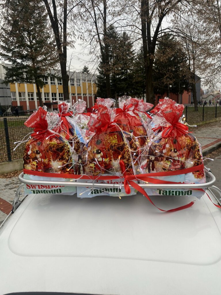 Pavle svojom fićom krstari Čačkom i uveseljava mališane paketićima
External