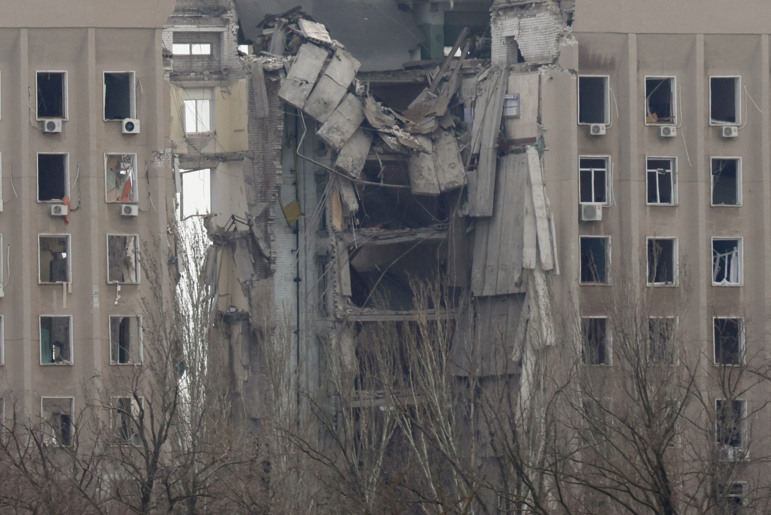 Nikolajev, Ukrajina, rat
A destroyed part of a Ukrainian government administration building is seen following a bombing, as Russia's invasion of Ukraine continues, in Mykolaiv, Ukraine, March 29, 2022. REUTERS/Nacho Doce