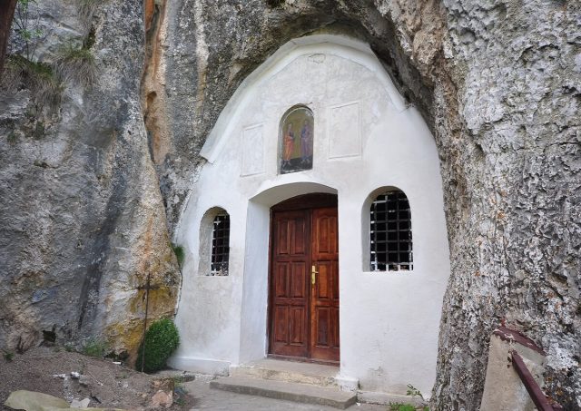 1667911896-Crkva-Svetog-Petra-i-Pavla-u-selu-Rsovci-kod-Pirota-640x453.jpg