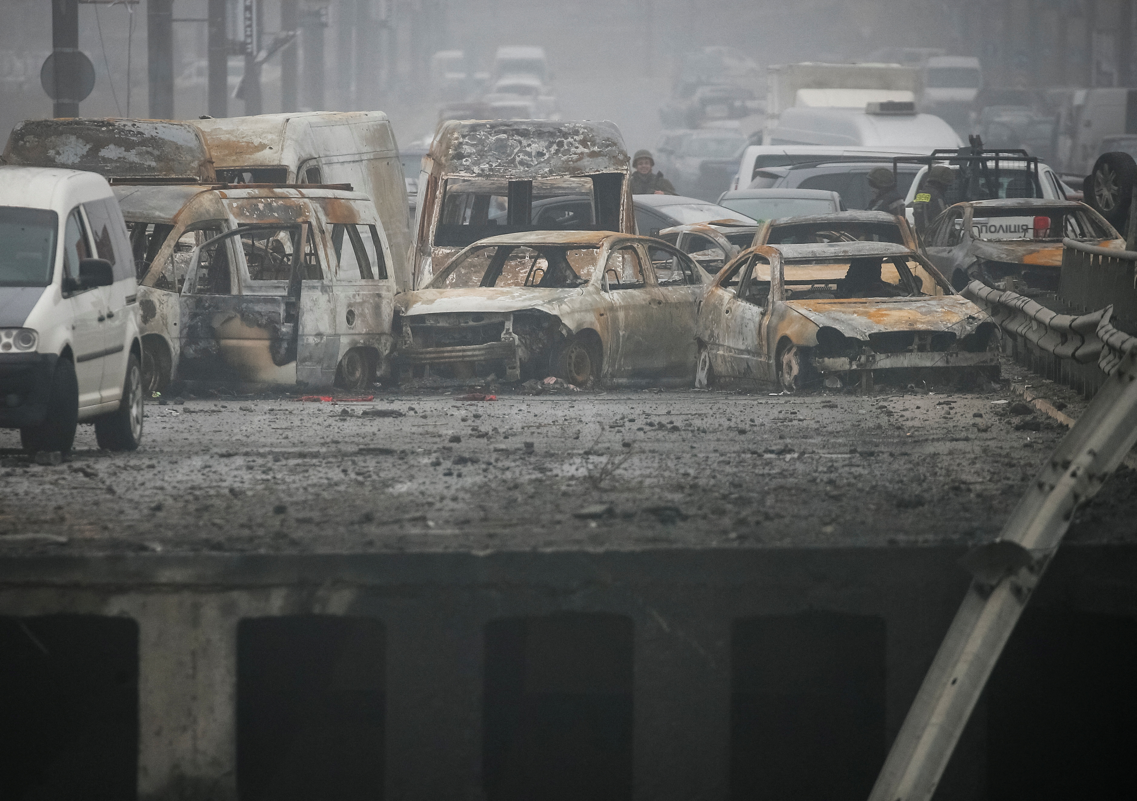 Сars burnt out from the shelling are seen on the destroyed bridge in Irpin town, amid Russia's invasion of Ukraine, outside of Kyiv, Ukraine April 1, 2022. REUTERS/Gleb Garanich