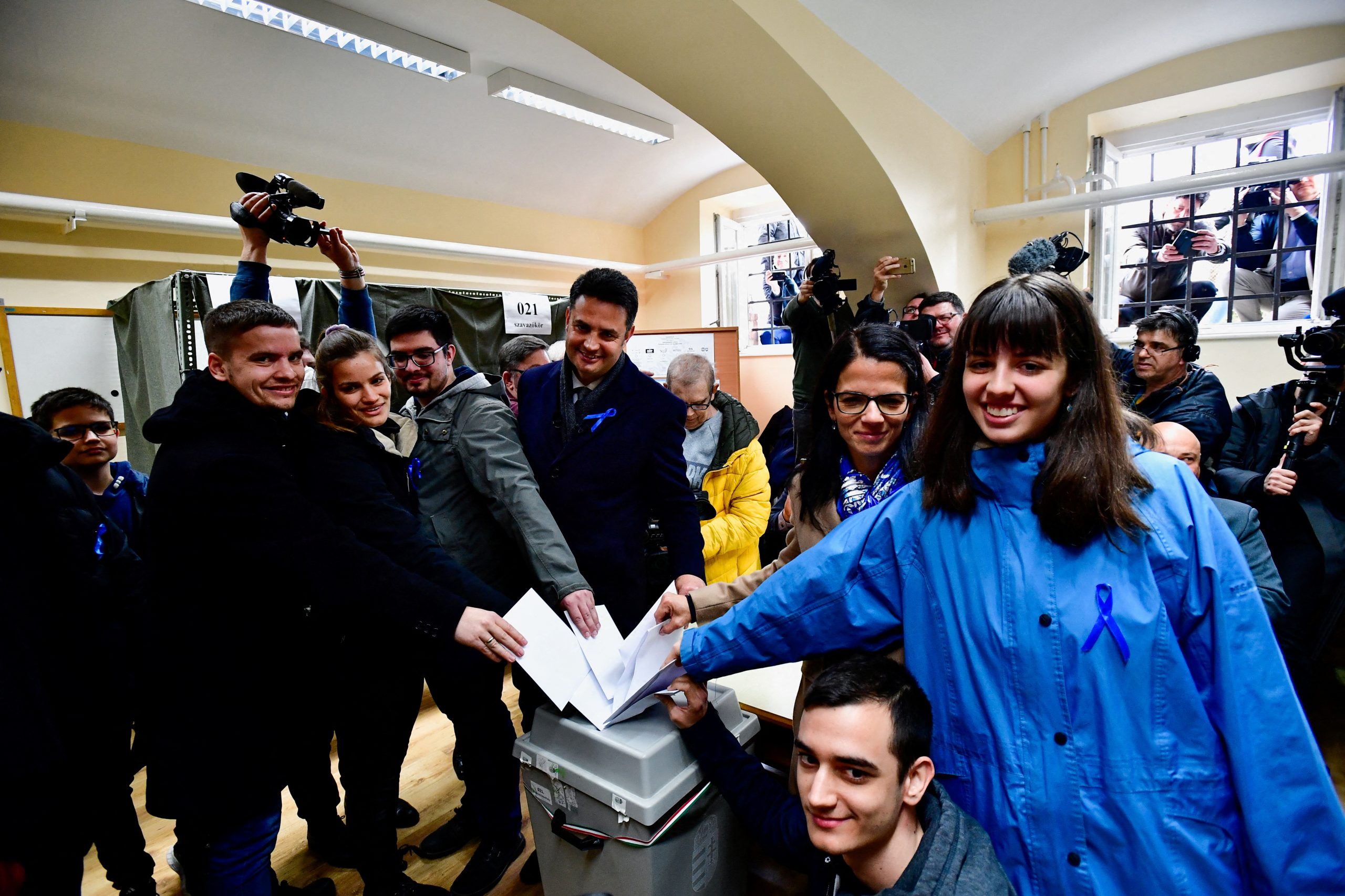 Opposition candidate for prime minister Peter Marki-Zay, accompanied by his wife, son and other voters, casts his ballot during Hungarian parliamentary election in Hodmezovasarhely, Hungary, April 3, 2022. REUTERS/Monus Marton