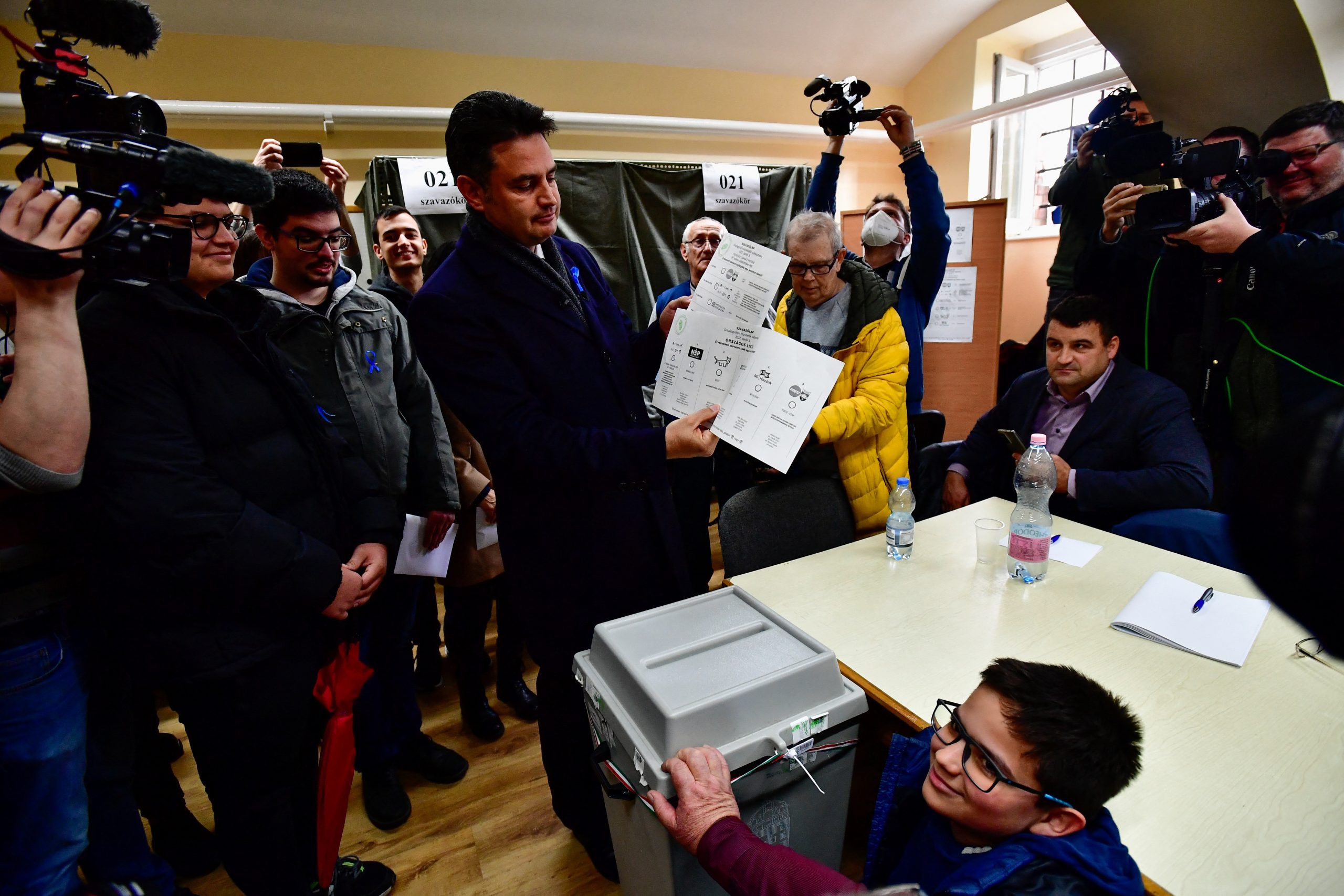 Opposition candidate for prime minister Peter Marki-Zay, accompanied by his son, shows his ballot during Hungarian parliamentary election in Hodmezovasarhely, Hungary, April 3, 2022. REUTERS/Monus Marton