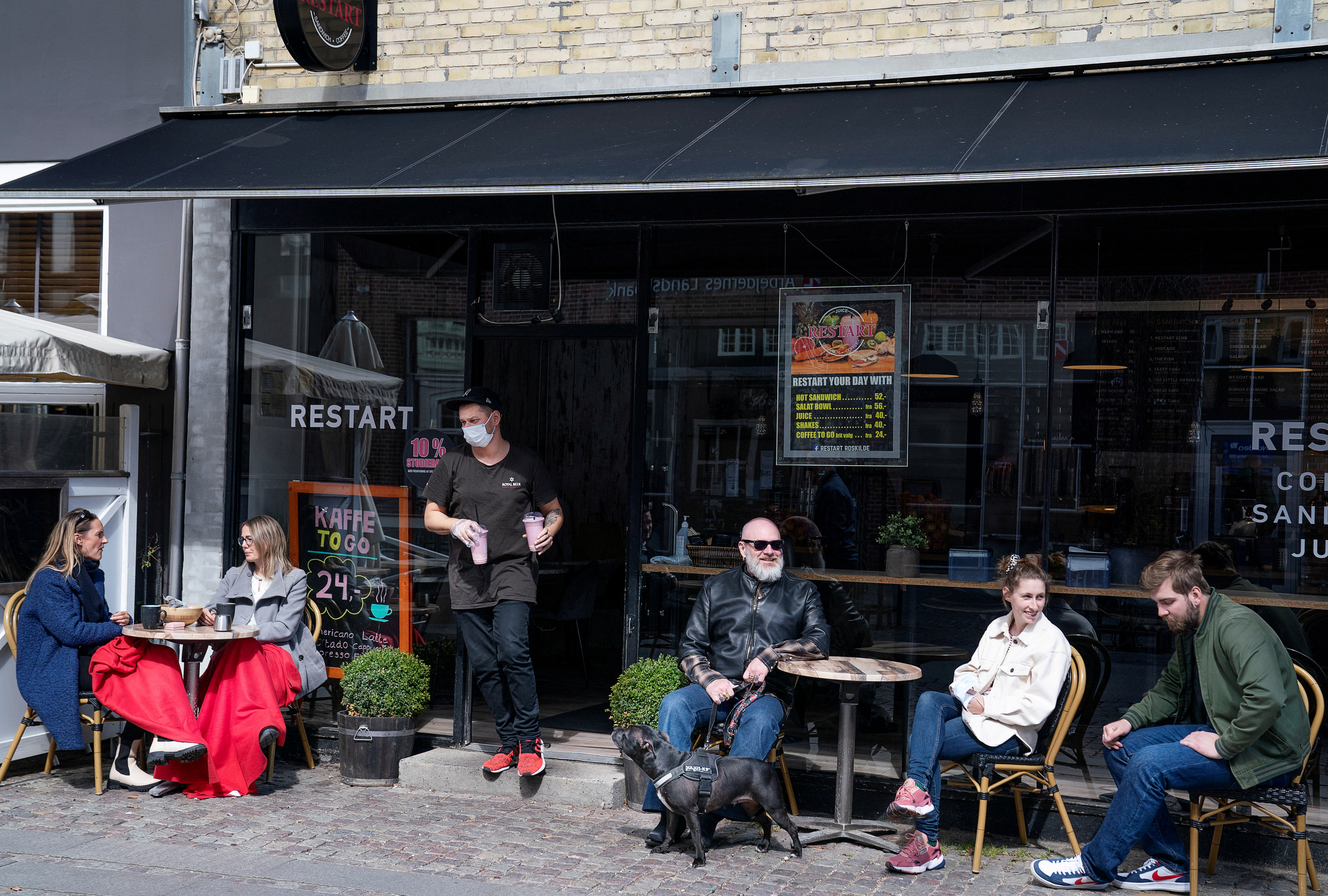 Danska kovid mere se ukidaju, FILE PHOTO: Cafes, bars and restaurants reopen as COVID-19 restrictions ease in Roskilde