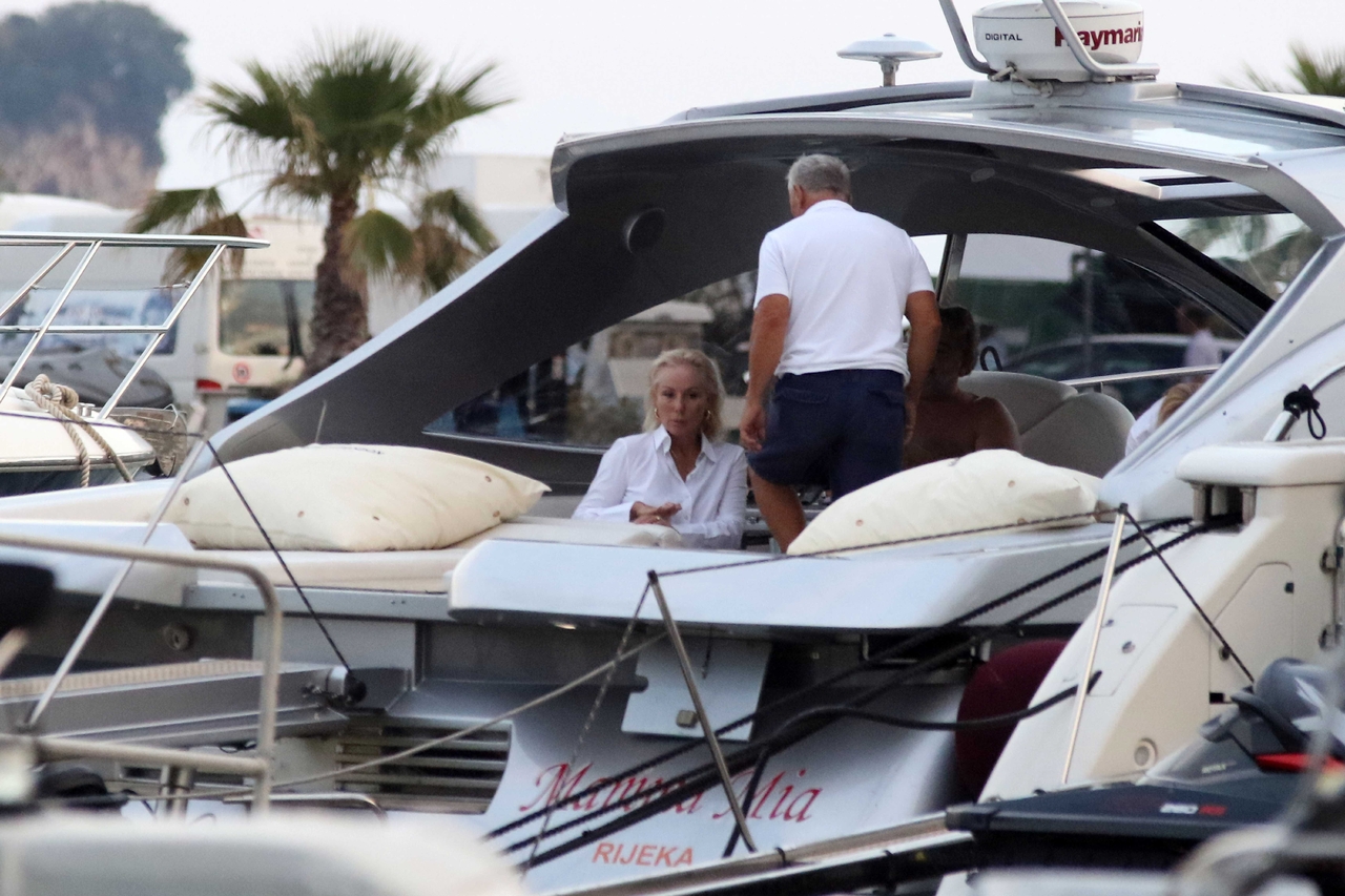 Lepa brena na jahti, jahta