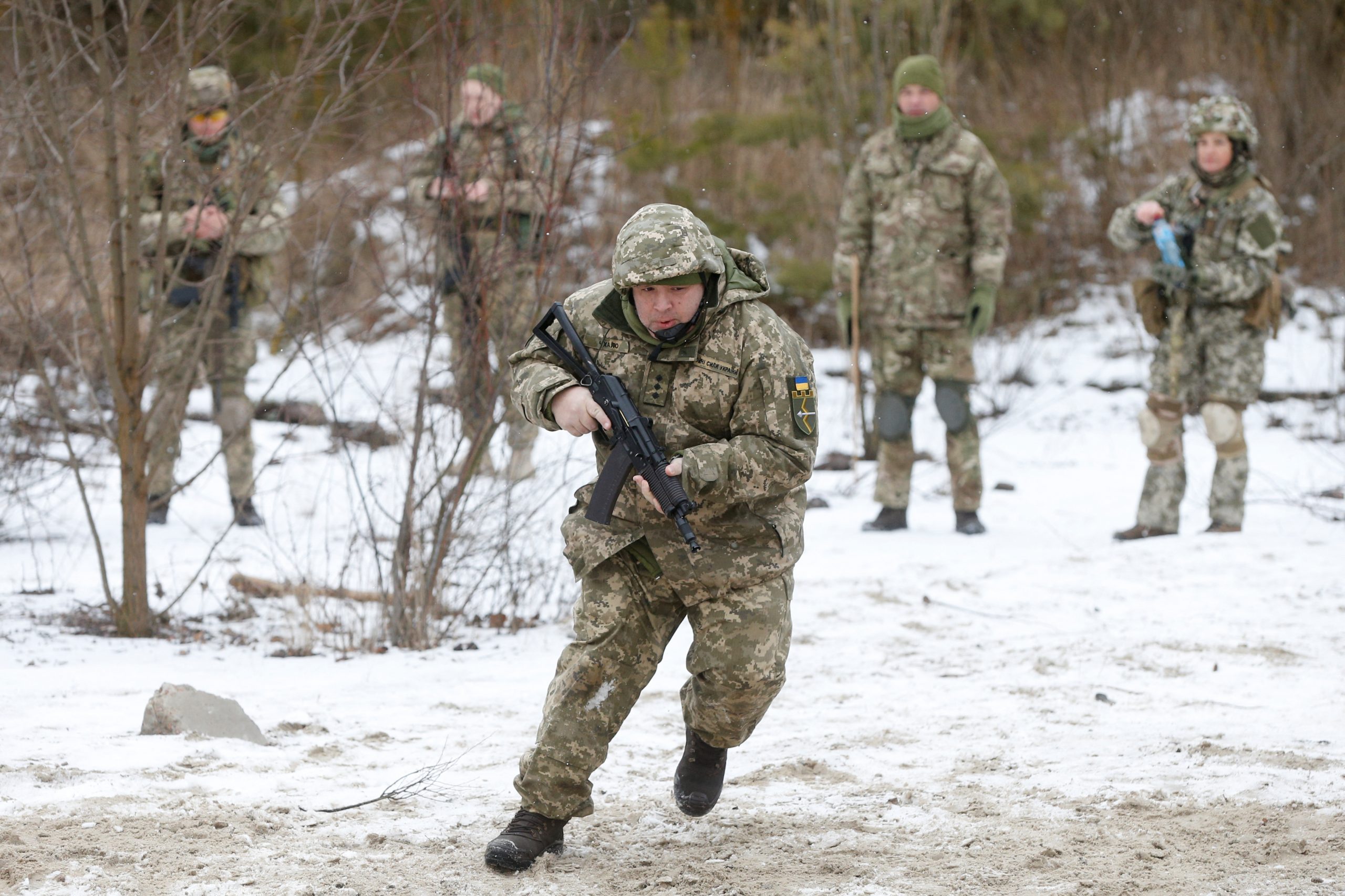 Reservists of the Ukrainian Territorial Defence Forces take part in military exercises on the outskirts of Kyiv, Ukraine January 29, 2022.  REUTERS/Valentyn Ogirenko