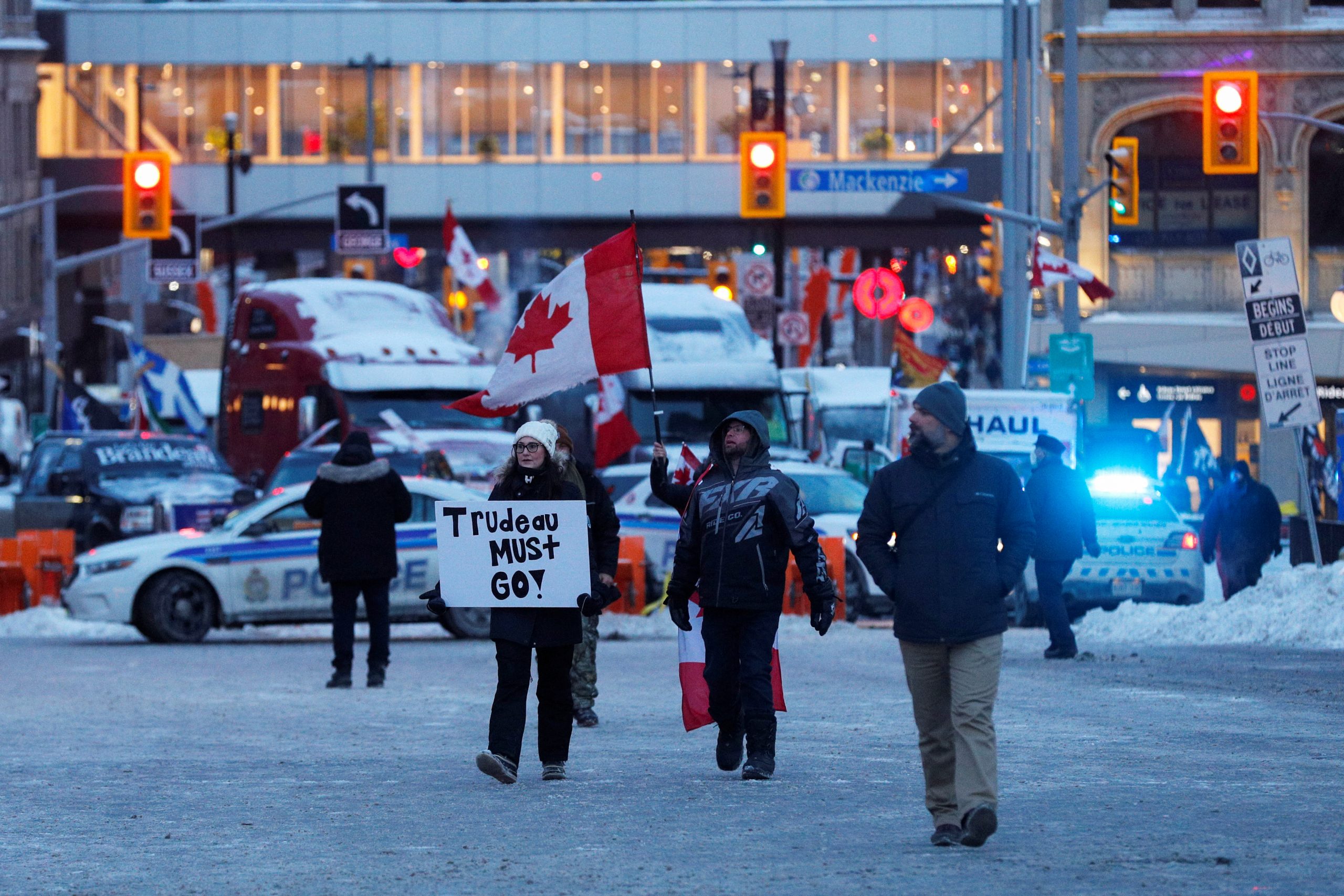 Kanada, Otava, kamiondžije, protest
A protester holds a sign as truckers and supporters continue to protest coronavirus disease (COVID-19) vaccine mandates, in Ottawa, Ontario, Canada, February 4, 2022. REUTERS/Lars Hagberg