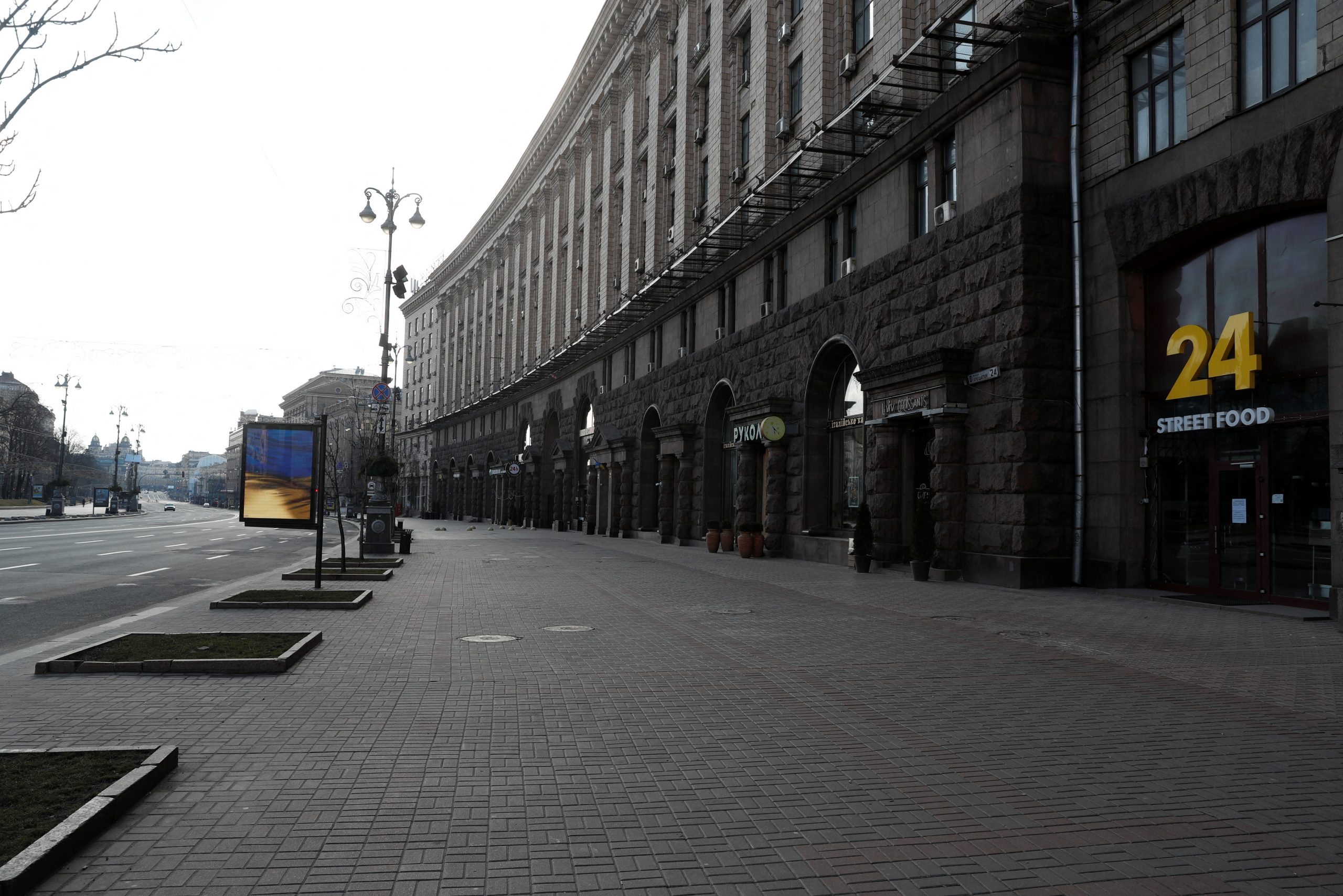 A general view shows closed restaurants and stores ion an empty Khreschatyk Street in central Kyiv, Ukraine February 25, 2022. REUTERS/Valentyn Ogirenko