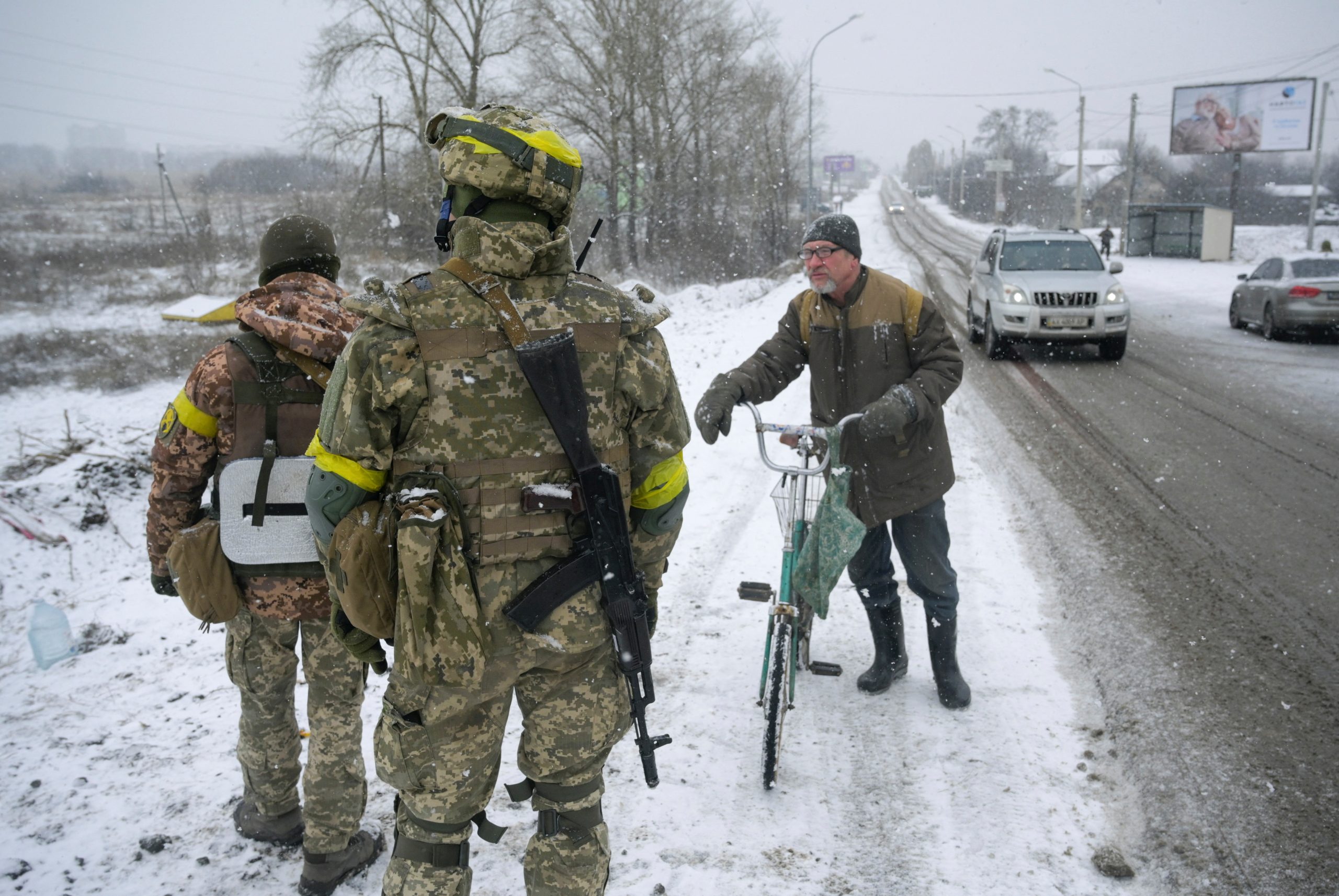 Ukrainian servicemen stand guard on a road in Kharkiv, Ukraine February 25, 2022. REUTERS/Maksim Levin