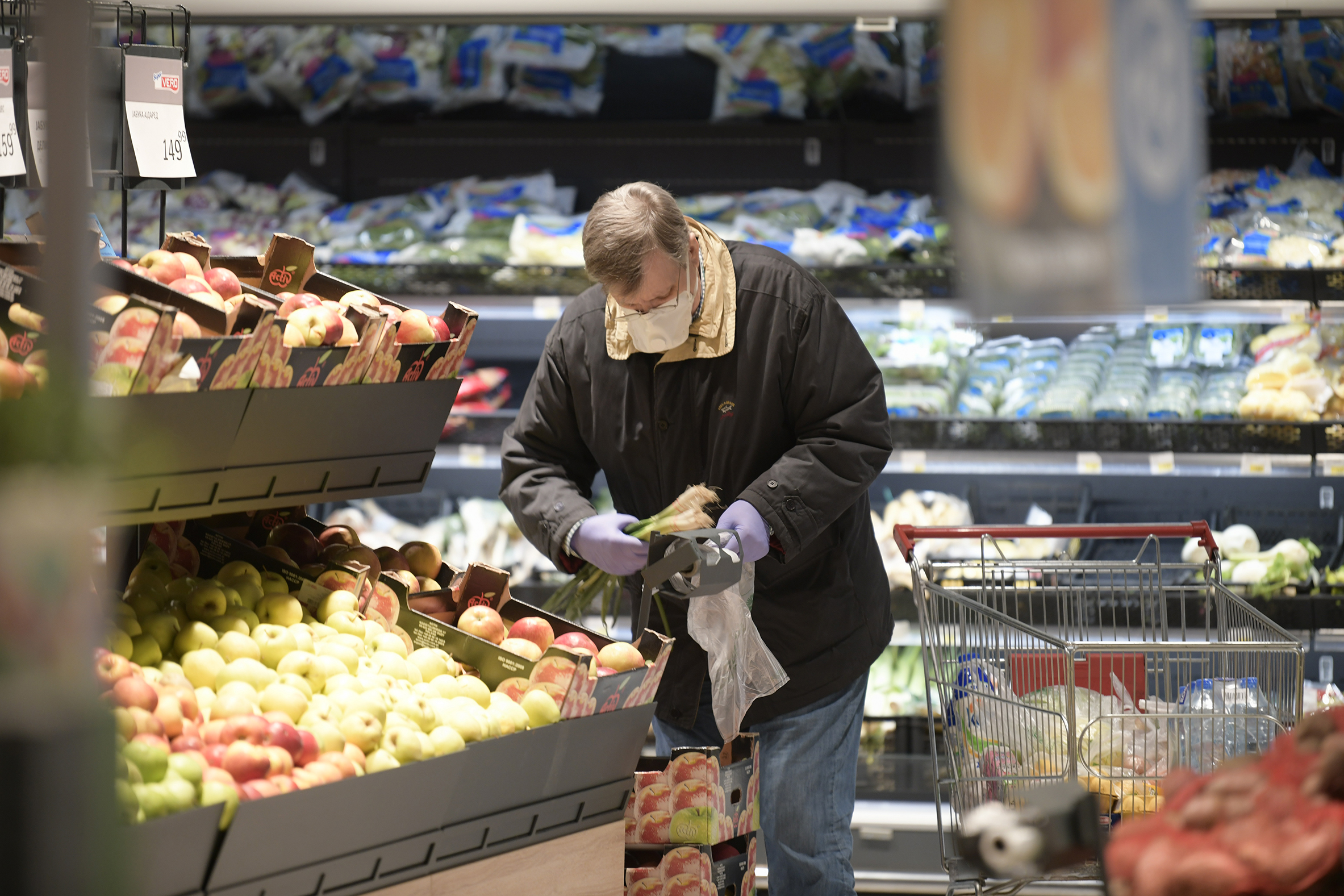 Beograd 10.04.2020 Vanredno stanje, Korona, Corona, Policijski cas, Penzioneri, Kupovina, Prodavnica, Hrana, Vero, Foto:Goran Srdanov/Nova.rs