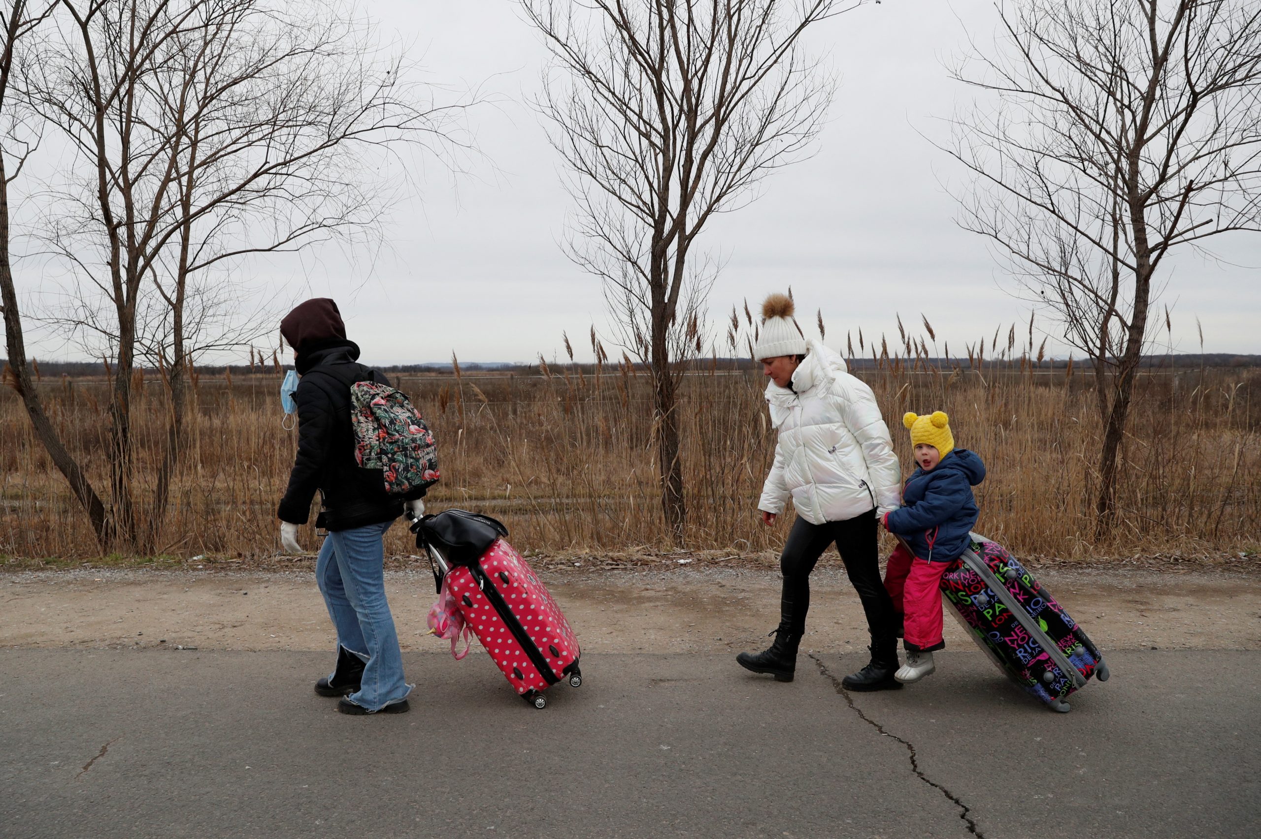 People fleeing from Ukraine arrive in Hungary, after Russia launched a massive military operation against Ukraine, at a border crossing in Beregsurany, Hungary, February 26, 2022. REUTERS/Bernadett Szabo