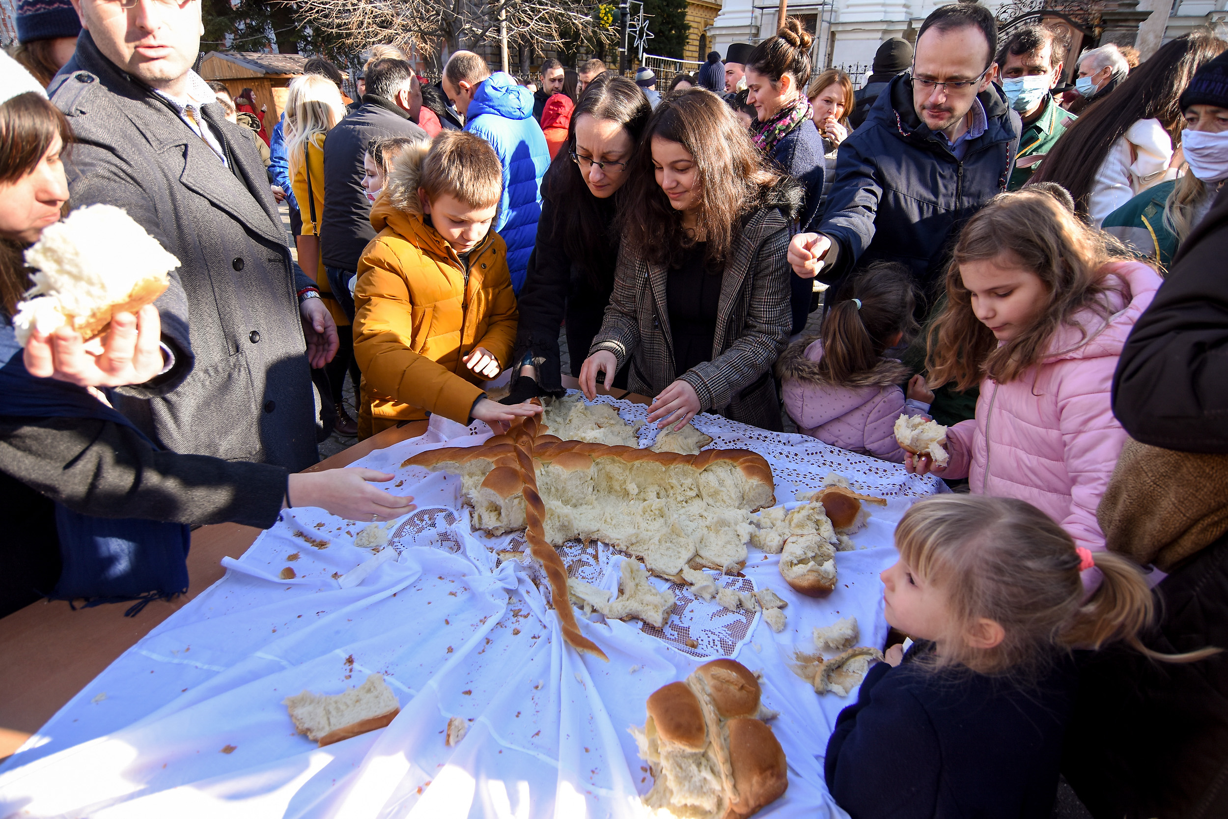 Novi Sad 07.01.2021  Lomljenje Bozicne cesnice u Sremskim Karlovcima foto Nenad Lazic