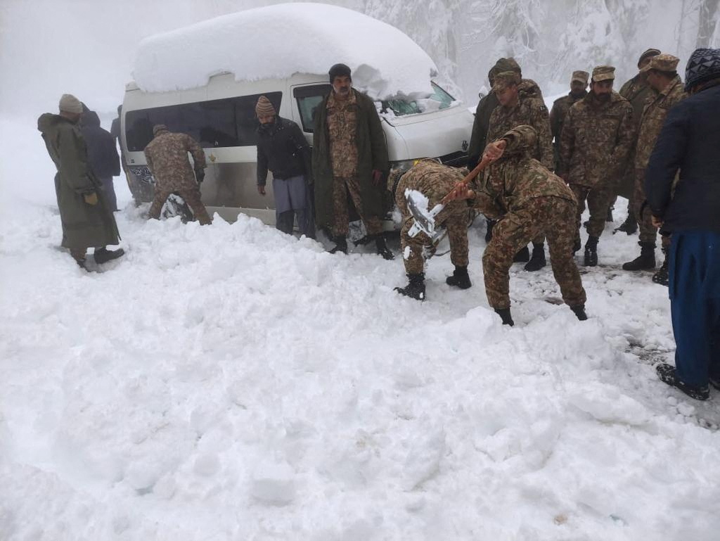 1641668834-2022-01-08T124203Z_1466594296_RC20VR9LGIYN_RTRMADP_3_PAKISTAN-SNOW-DEATHS.JPG