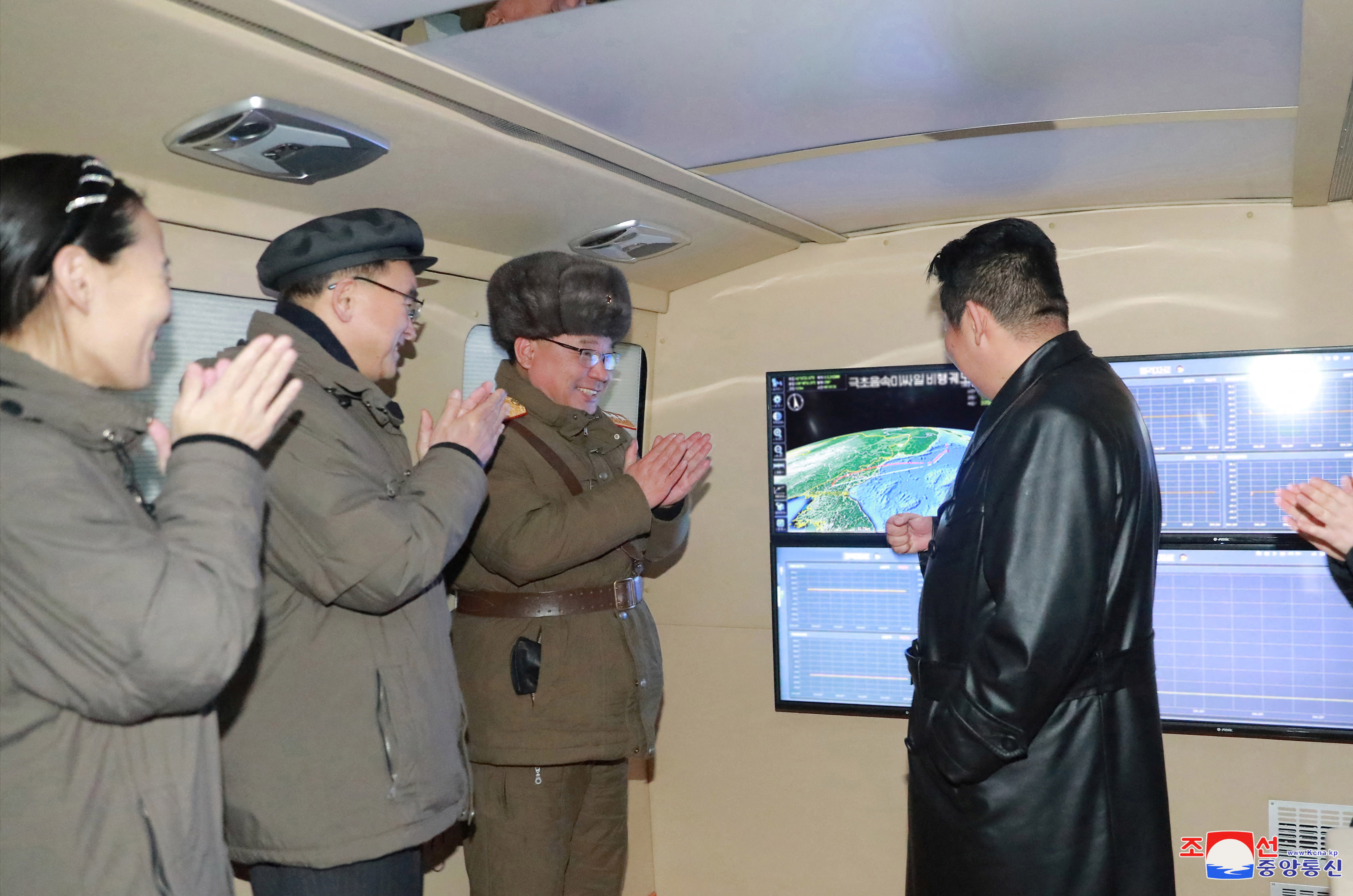 Severna Koreja, Kim Džong Un lansiranje projektila, North Korean leader Kim Jong Un observes what state media report is a hypersonic missile test at an undisclosed location in North Korea