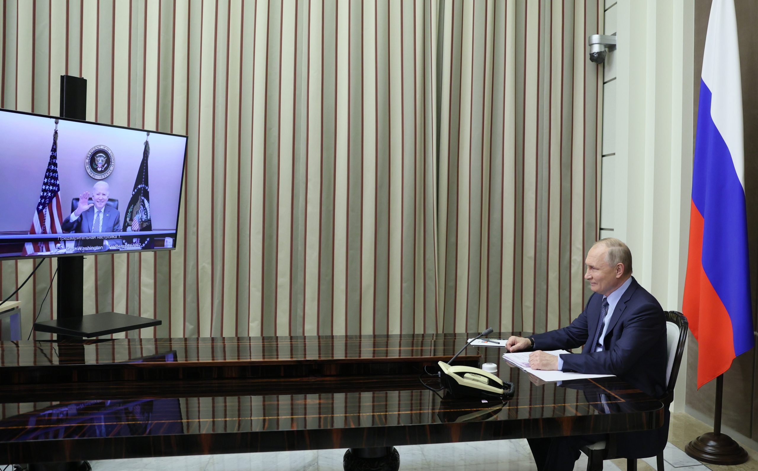 epa09627523 Russian President Vladimir Putin holds talks with US President Joe Biden via videoconference at the Bocharov Ruchei residence in Sochi, Russia, 07 December 2021.  EPA-EFE/MIKHAEL METZEL / SPUTNIK / KREMLIN POOL MANDATORY CREDIT