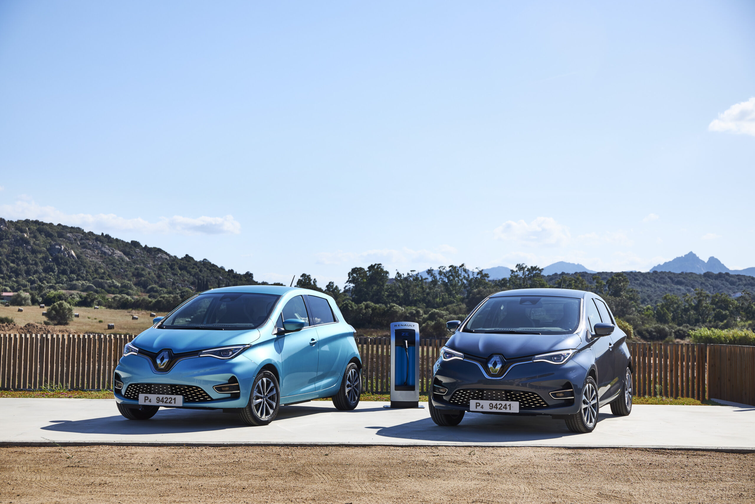 1666601134-2019_-_New_Renault_ZOE_tests_drive_in_Sardinia-scaled.jpeg
