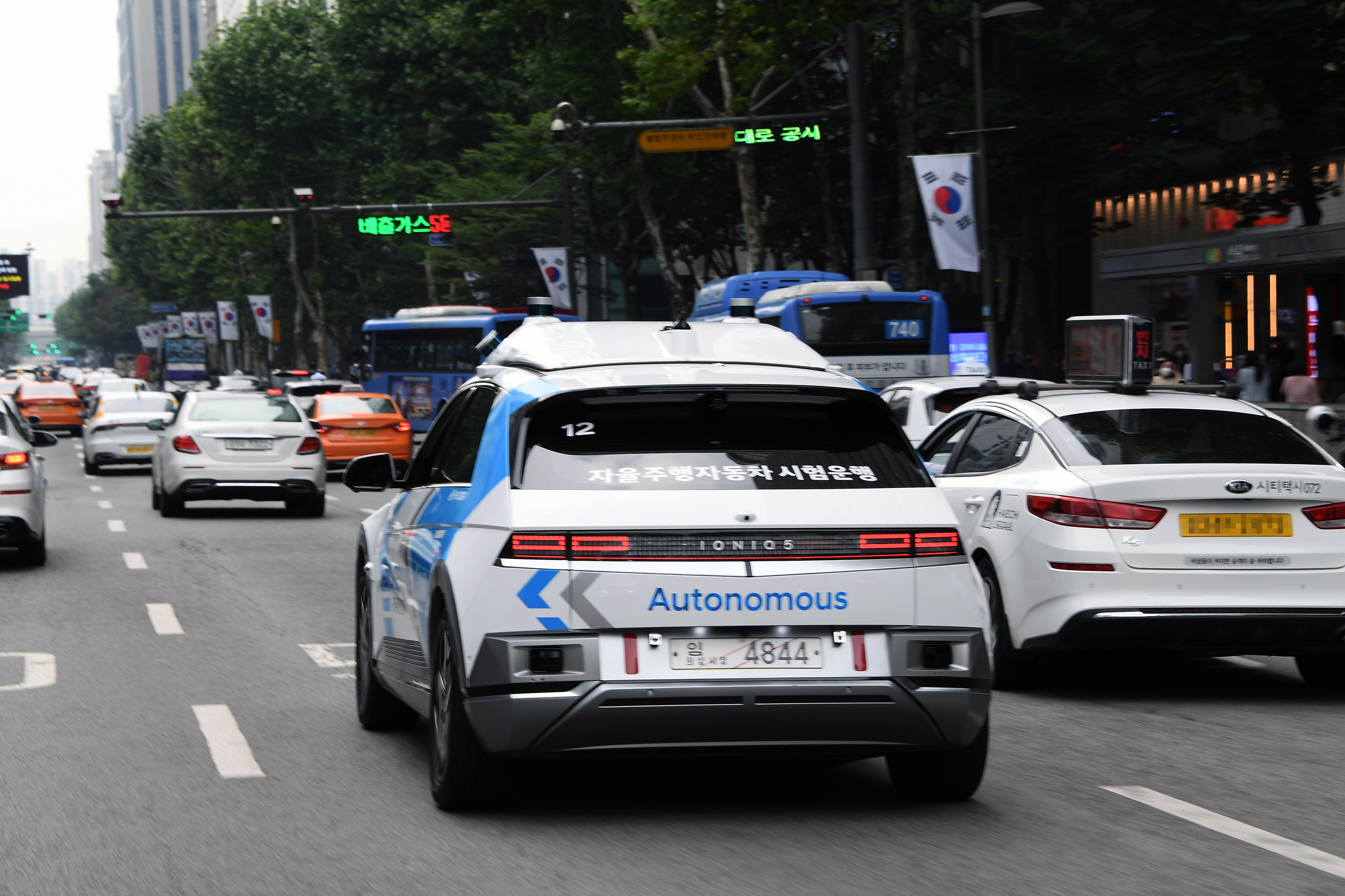 Large-50170-HyundaiMotorGrouptoPilotAutonomousCar-hailingRoboRideServiceinSeoulsBustlingGangnamDistrict
