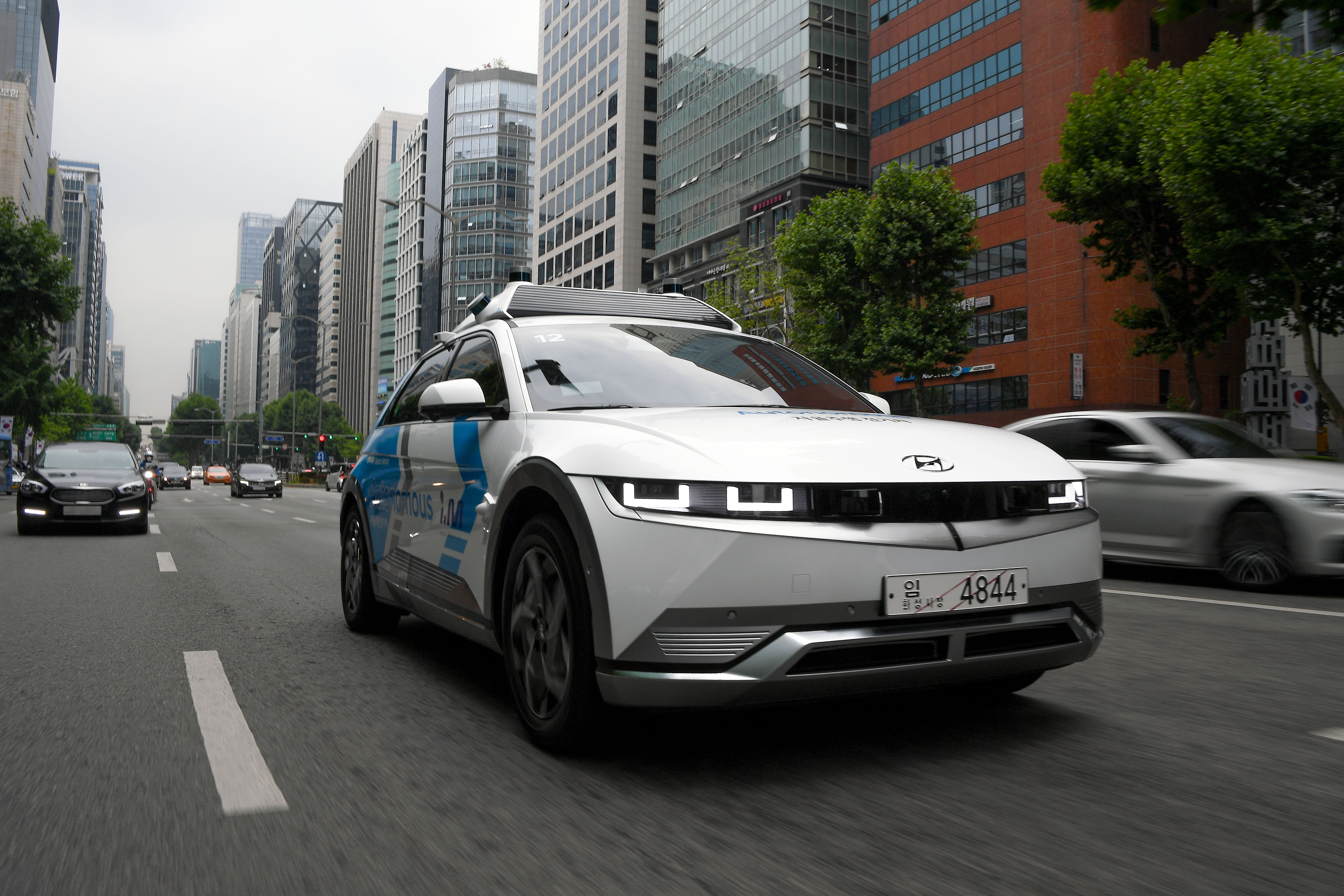 Large-50169-HyundaiMotorGrouptoPilotAutonomousCar-hailingRoboRideServiceinSeoulsBustlingGangnamDistrict