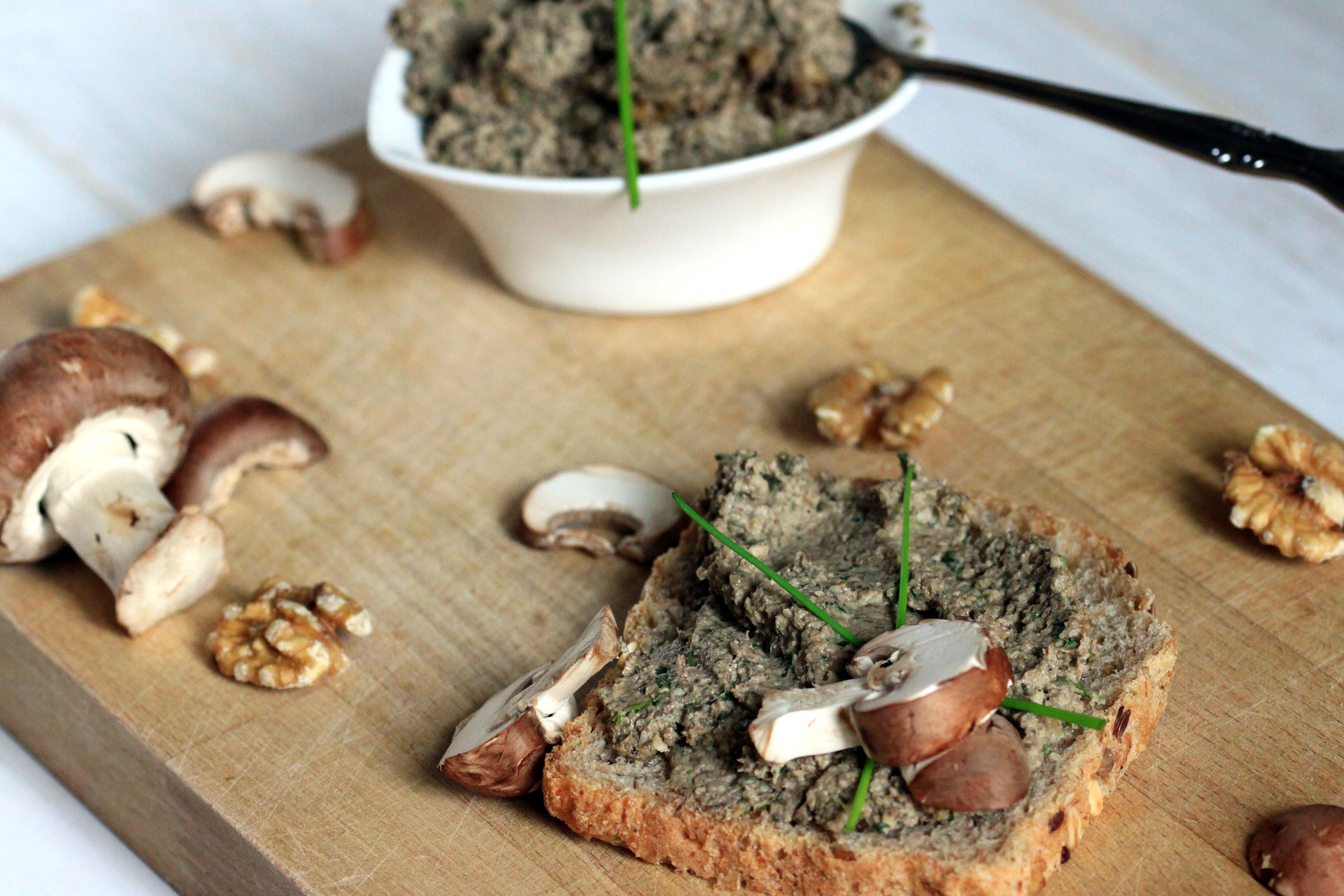 30.6.21. (a) Pasteta-od-pecuraka, stock-photo-vegan-mushroom-pate-pate-with-mushrooms-tasty-sandwich-1624961365