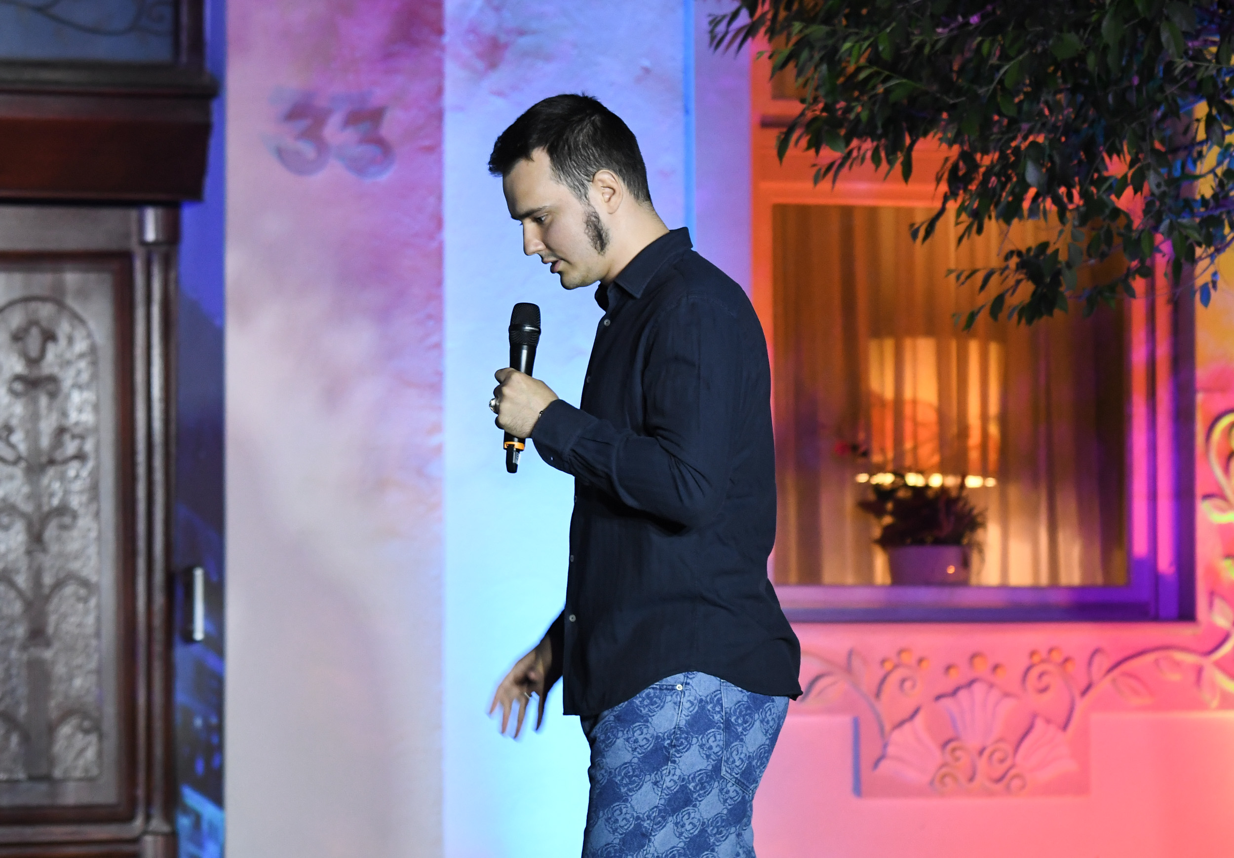 Novi Sad 29.04.2022 Predstavljanje ljubavne antologije pesama Djordja Balasevica i premijera do sada neobjavljene pesme ispred rodne kuce u ulici Jovana Cvijica Aleksa Balasevic foto Nenad Mihajlovic