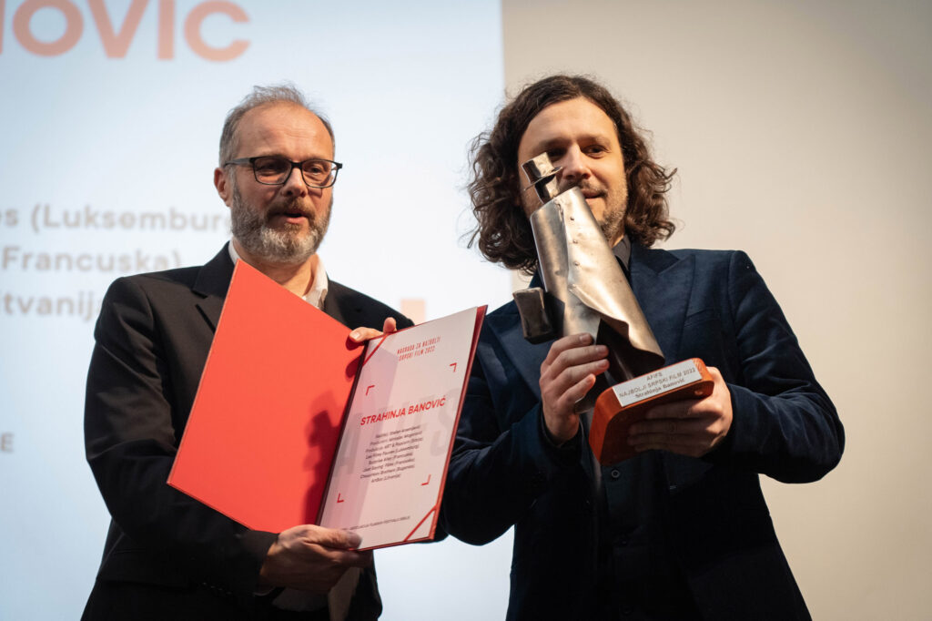 1672216560-Gordan-Matic-i-Stefan-Arsenijevic-sa-nagradom-foto-Matija-Krstic-1024x682.jpg