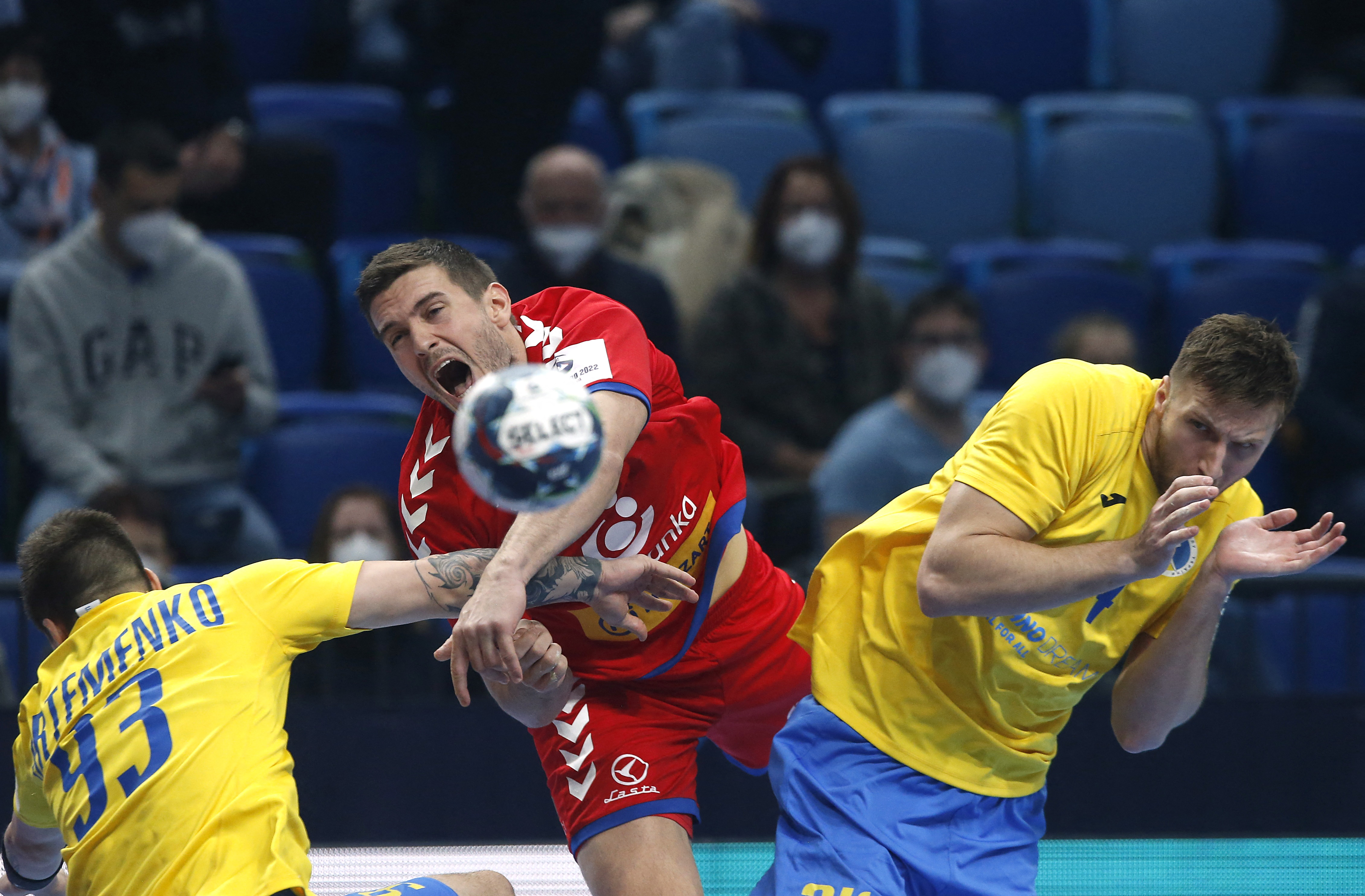 Handball - EHF 2022 Men's European Handball Championship - Group C - Serbia v Ukraine - PICK Arena, Szeged, Hungary - January 13, 2022 Serbia's Milos Orbovic  in action with Ukraine's Dmytro Artemenko and Dmytro Horiha REUTERS/Ognen Teofilovski